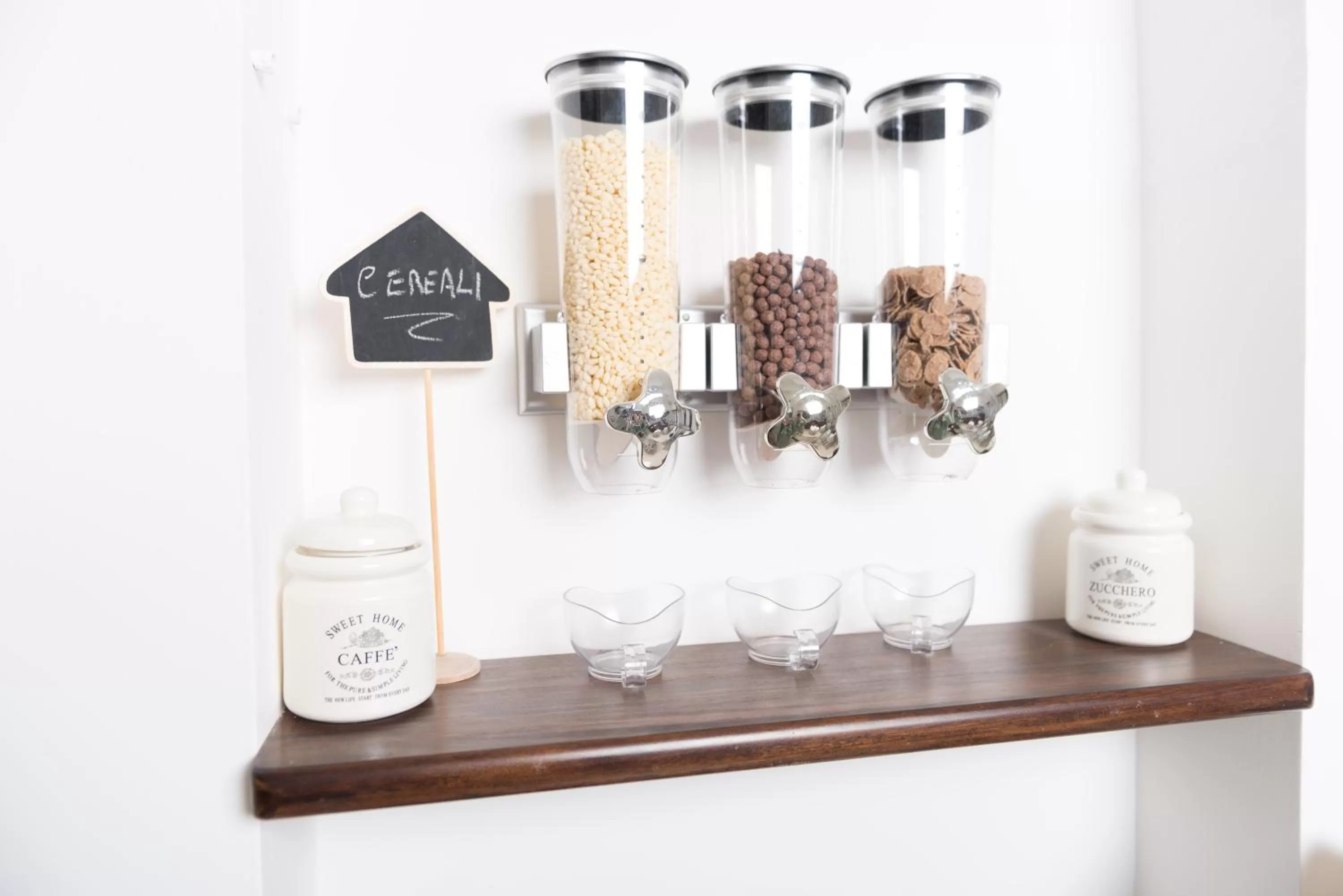 Coffee/tea facilities in Suite room