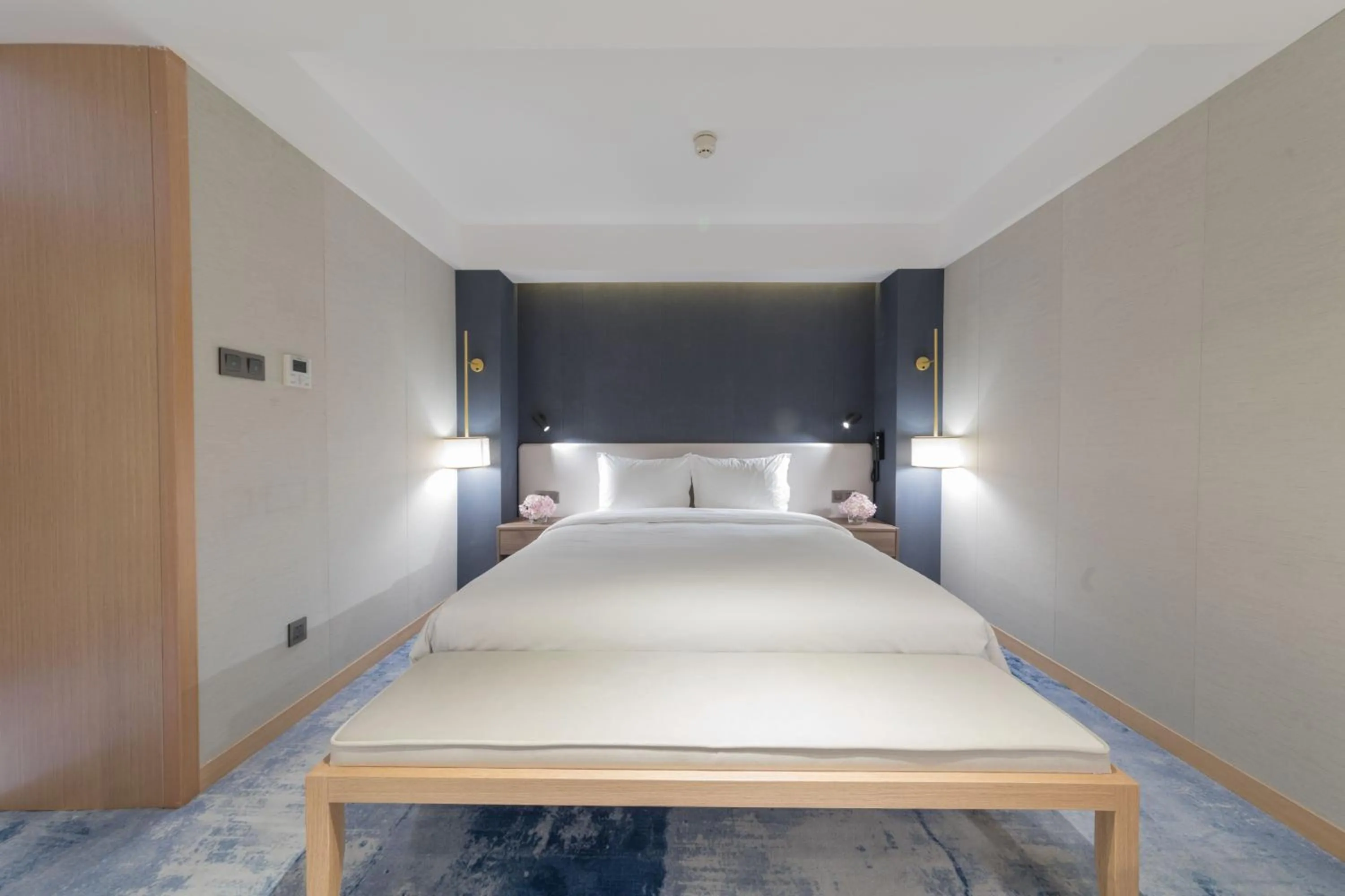 Photo of the whole room, Bed in Holiday Inn Express Shanghai Jiading Center by IHG