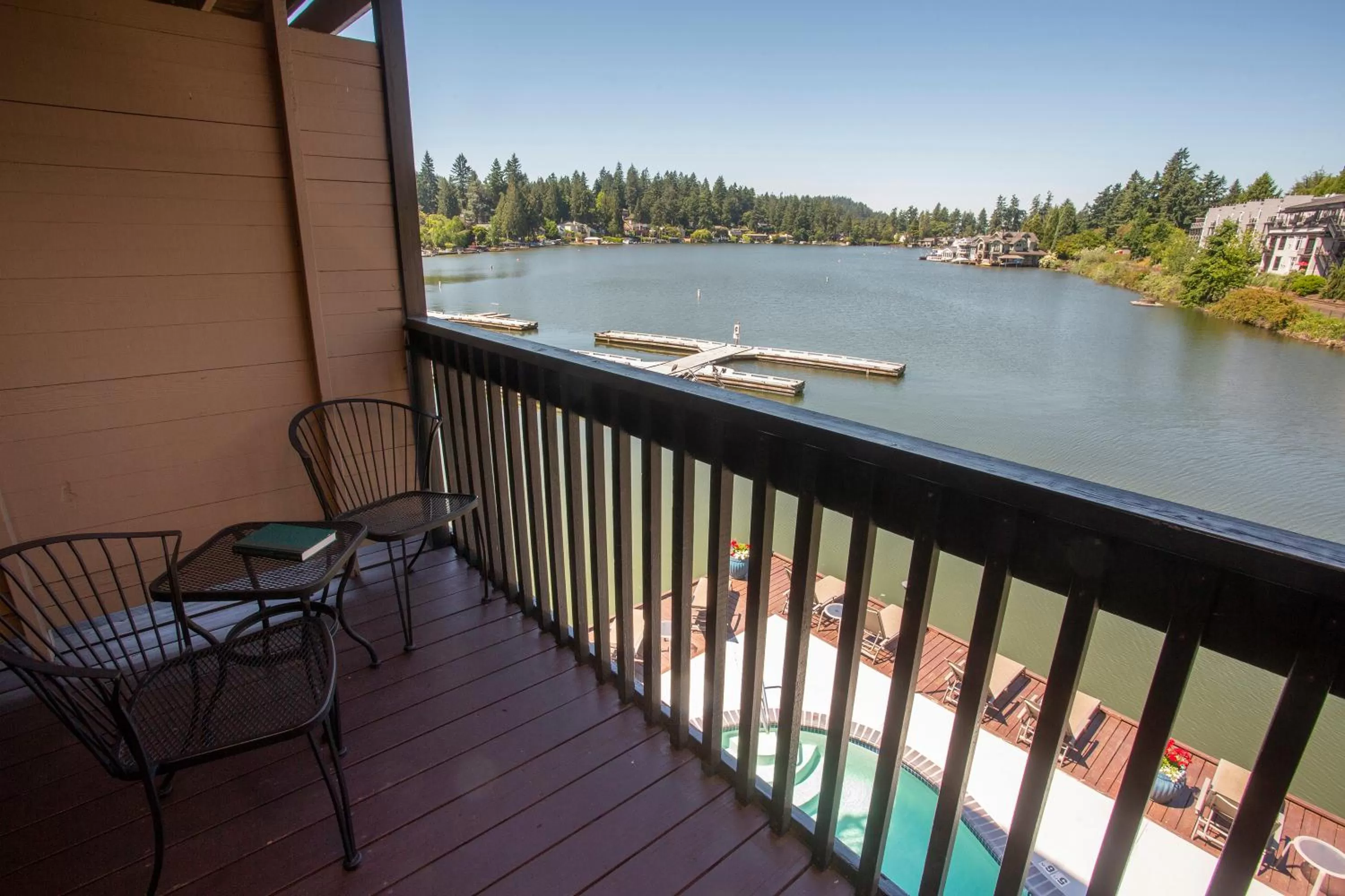 Balcony/Terrace in Lakeshore Inn