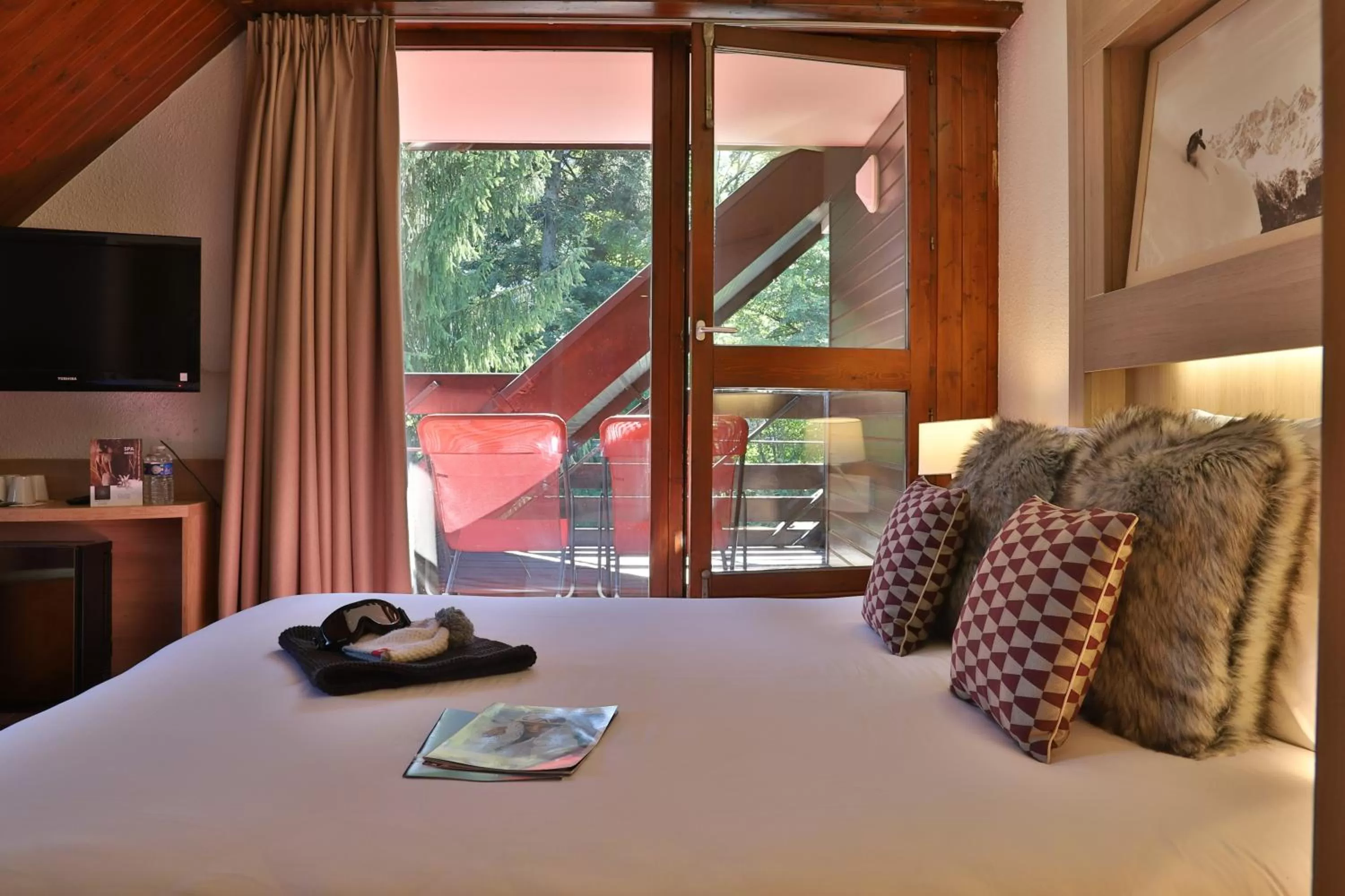 Bedroom, Bed in SOWELL HOTELS Mont Blanc et SPA