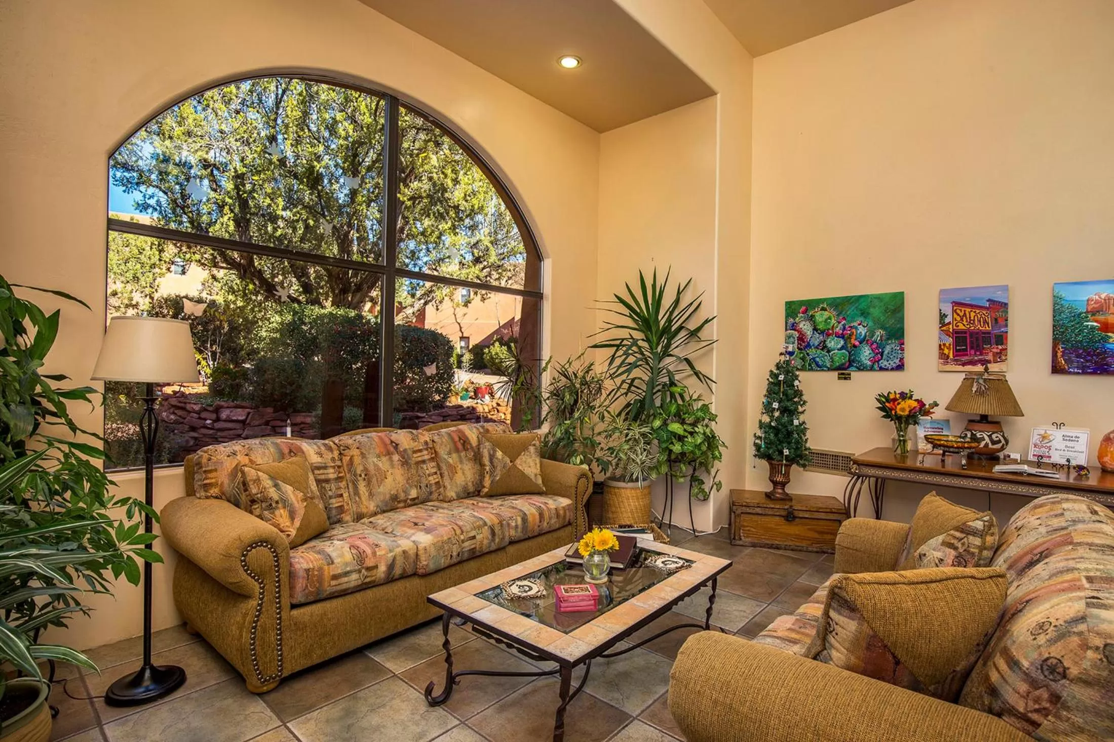 Lounge or bar, Seating Area in Alma De Sedona Inn B&B