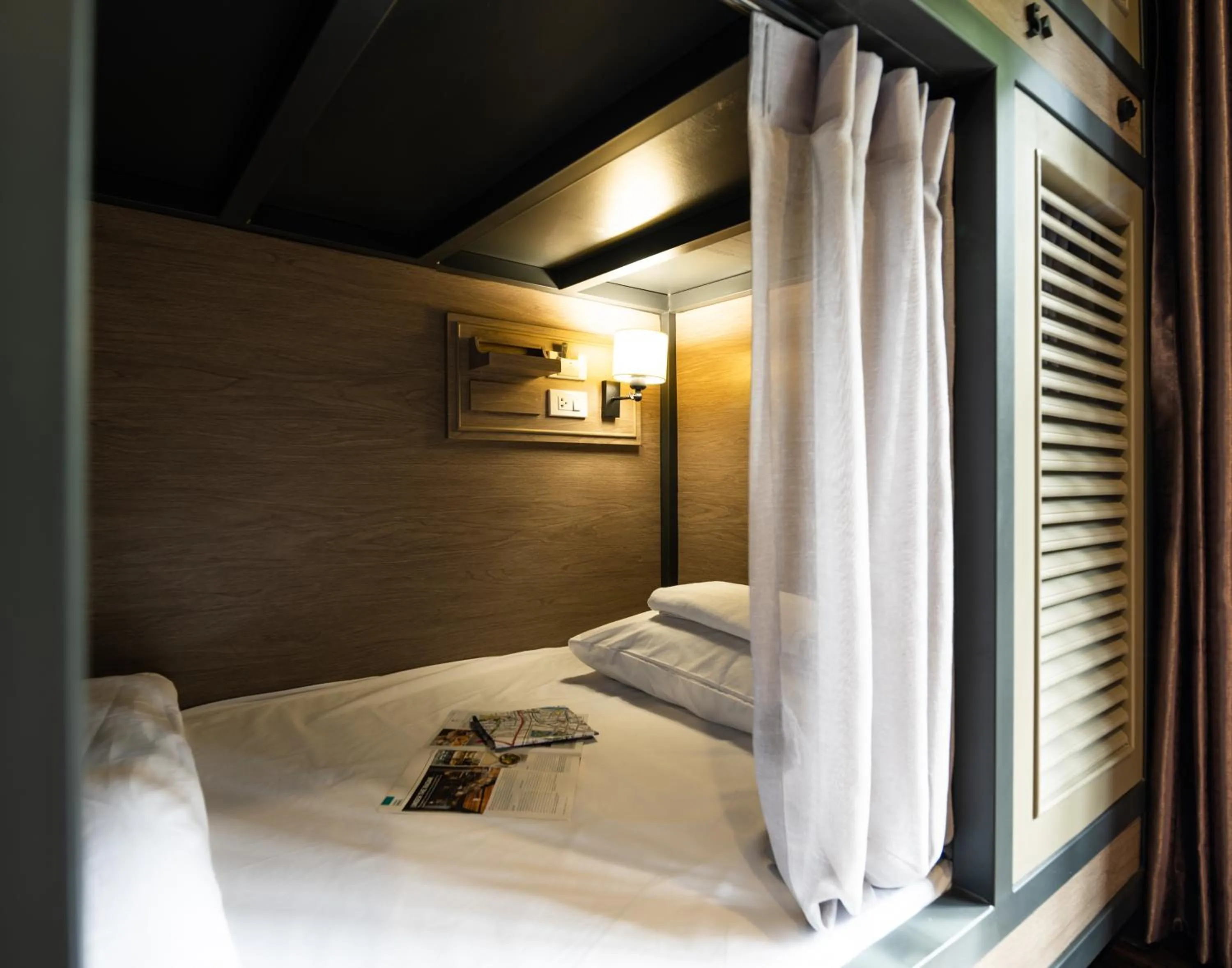 Bed in Warm Window Silom