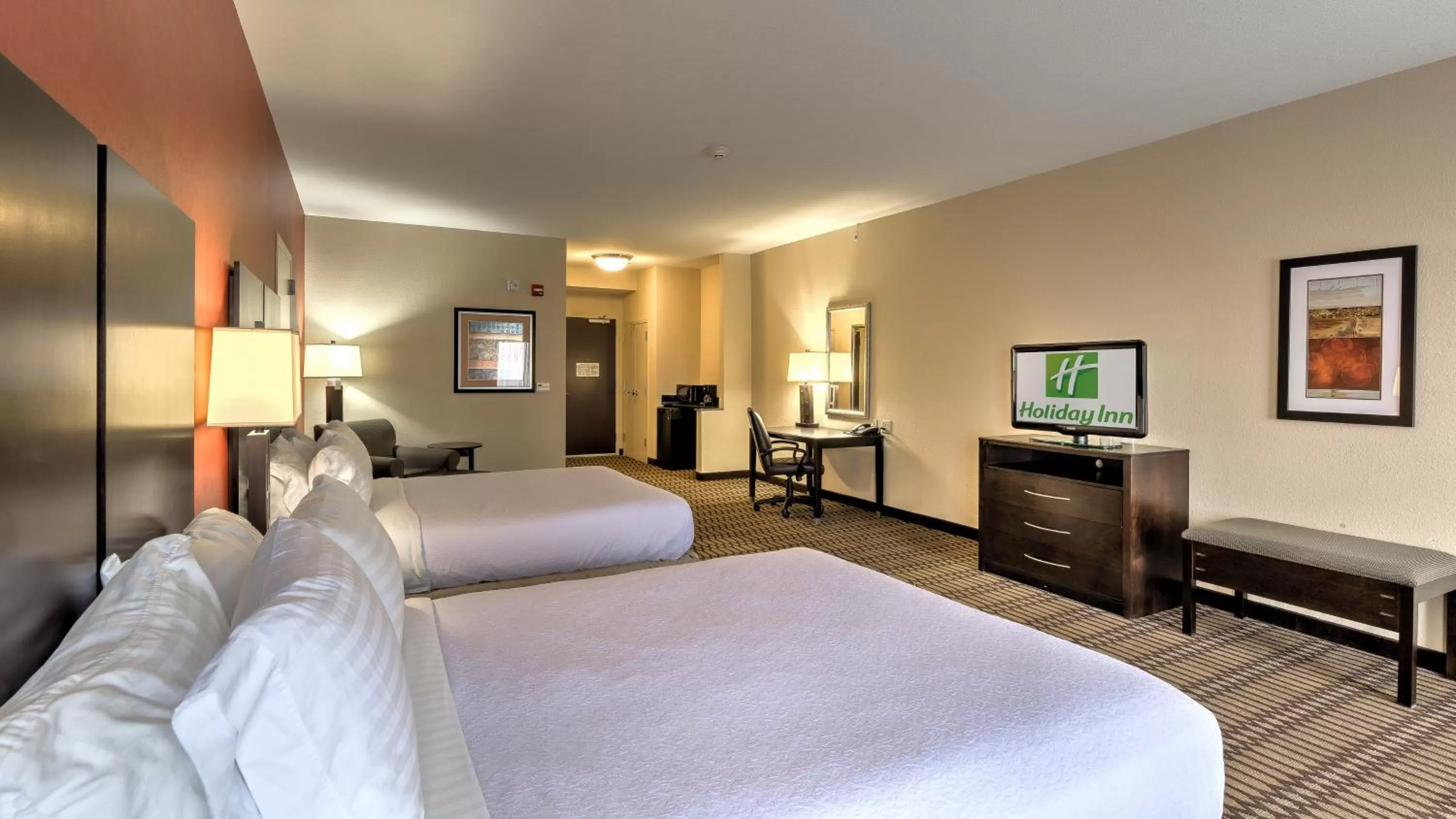 Photo of the whole room, Bed in Holiday Inn North Quail Springs by IHG
