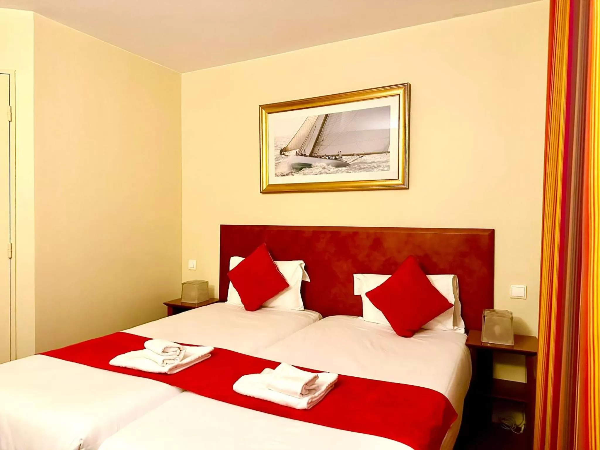 Bed in Hotel Bellevue Montmartre