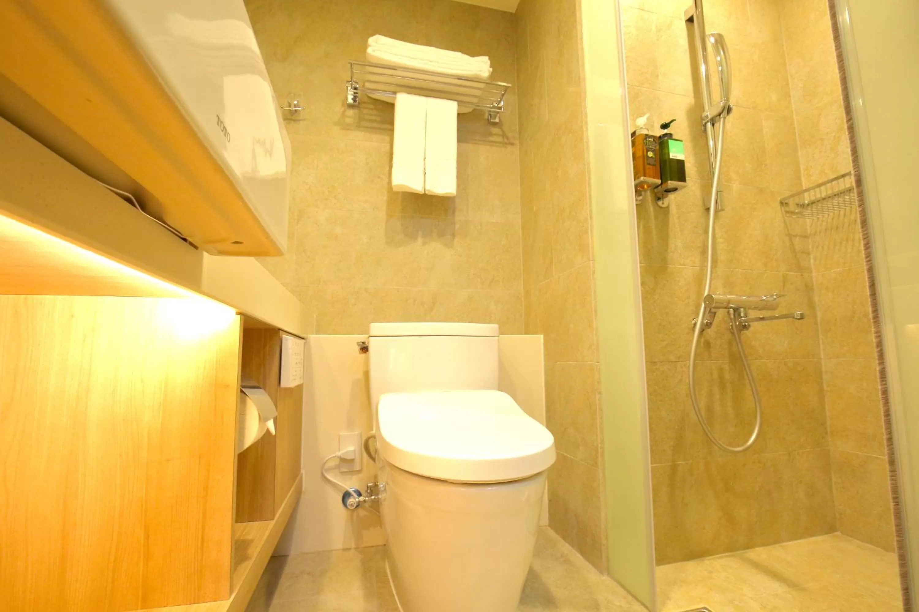 Shower in Kloud Hotel