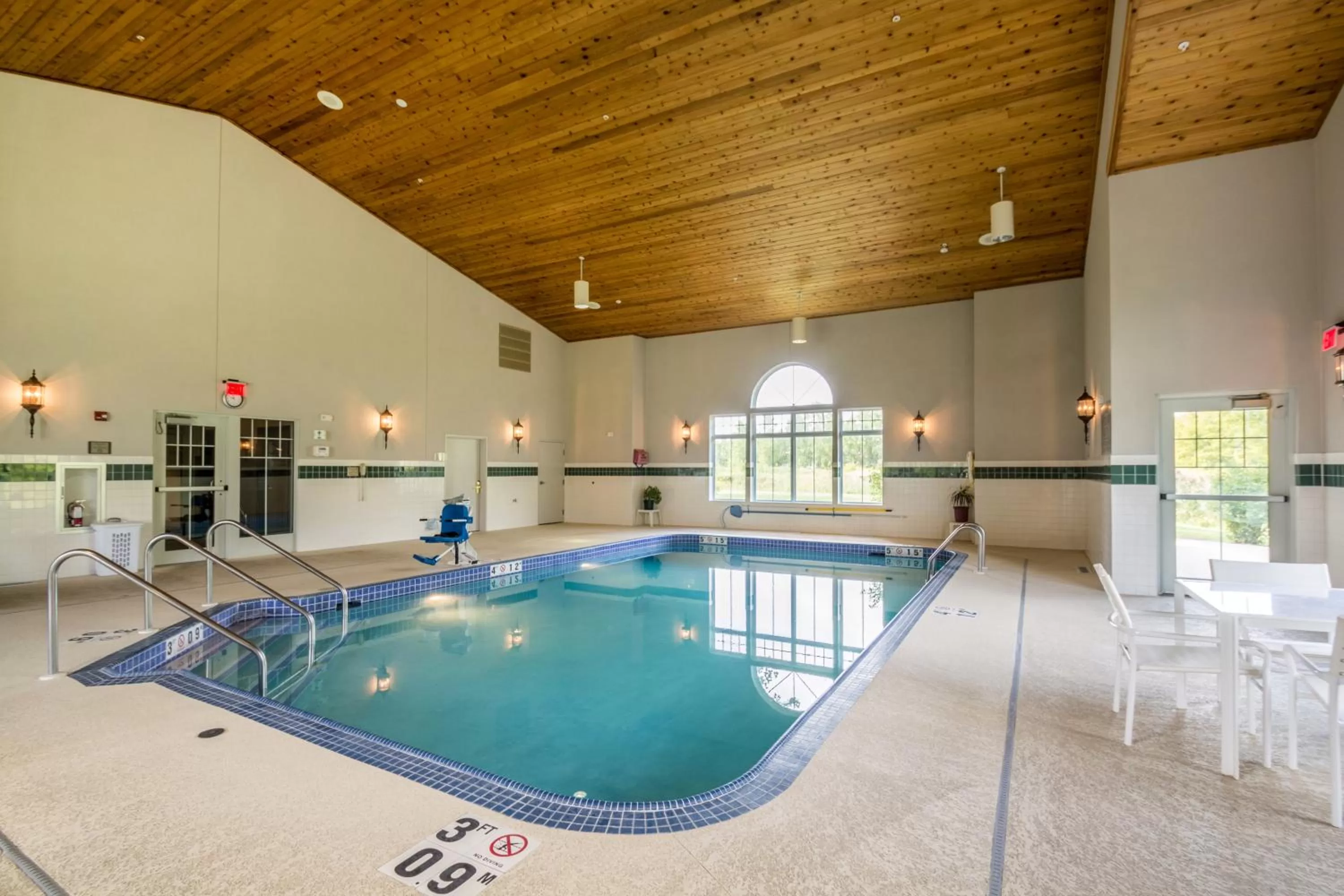 Swimming pool in Country Inn & Suites by Radisson, Fond du Lac, WI