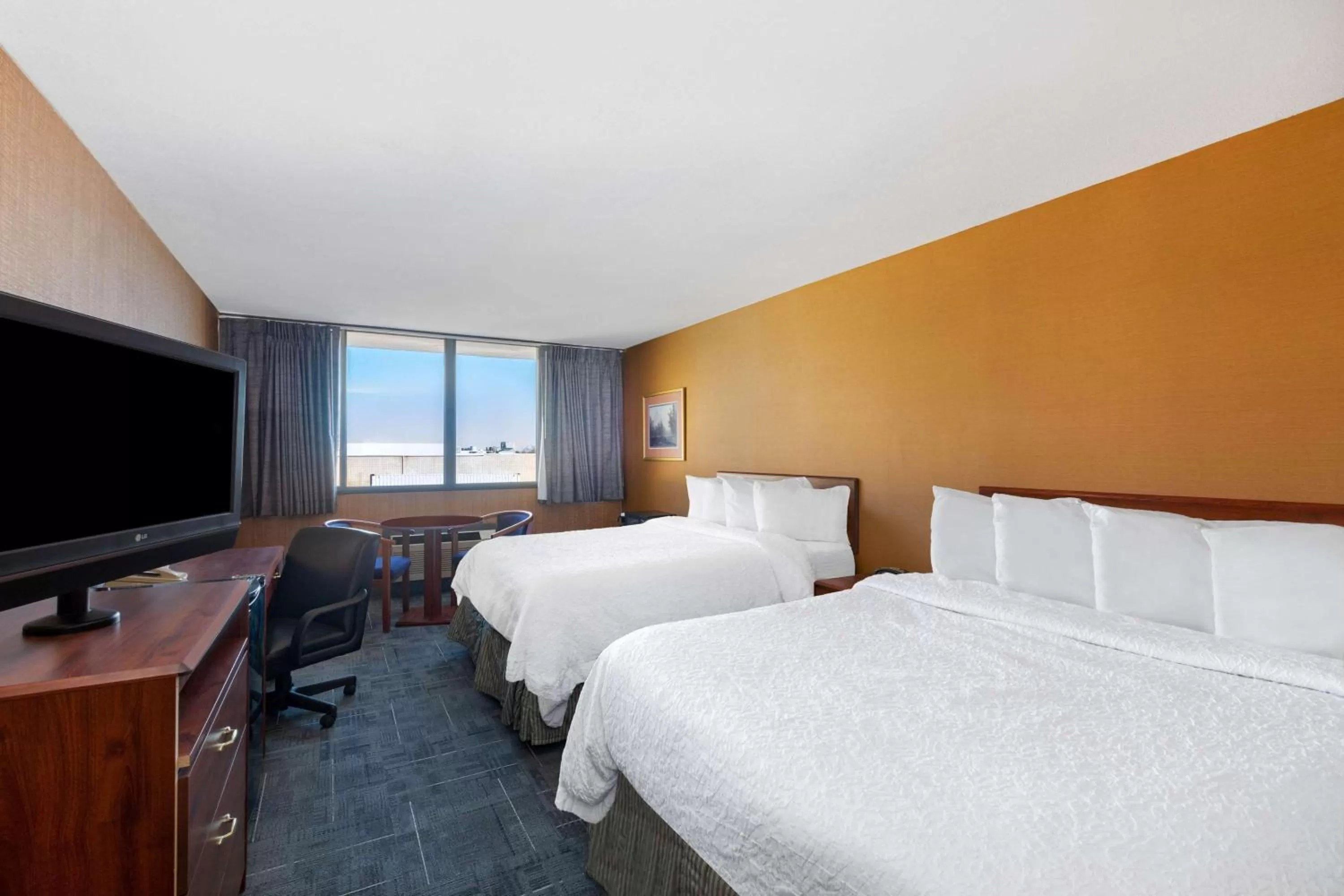 Photo of the whole room in Howard Johnson by Wyndham Gillette