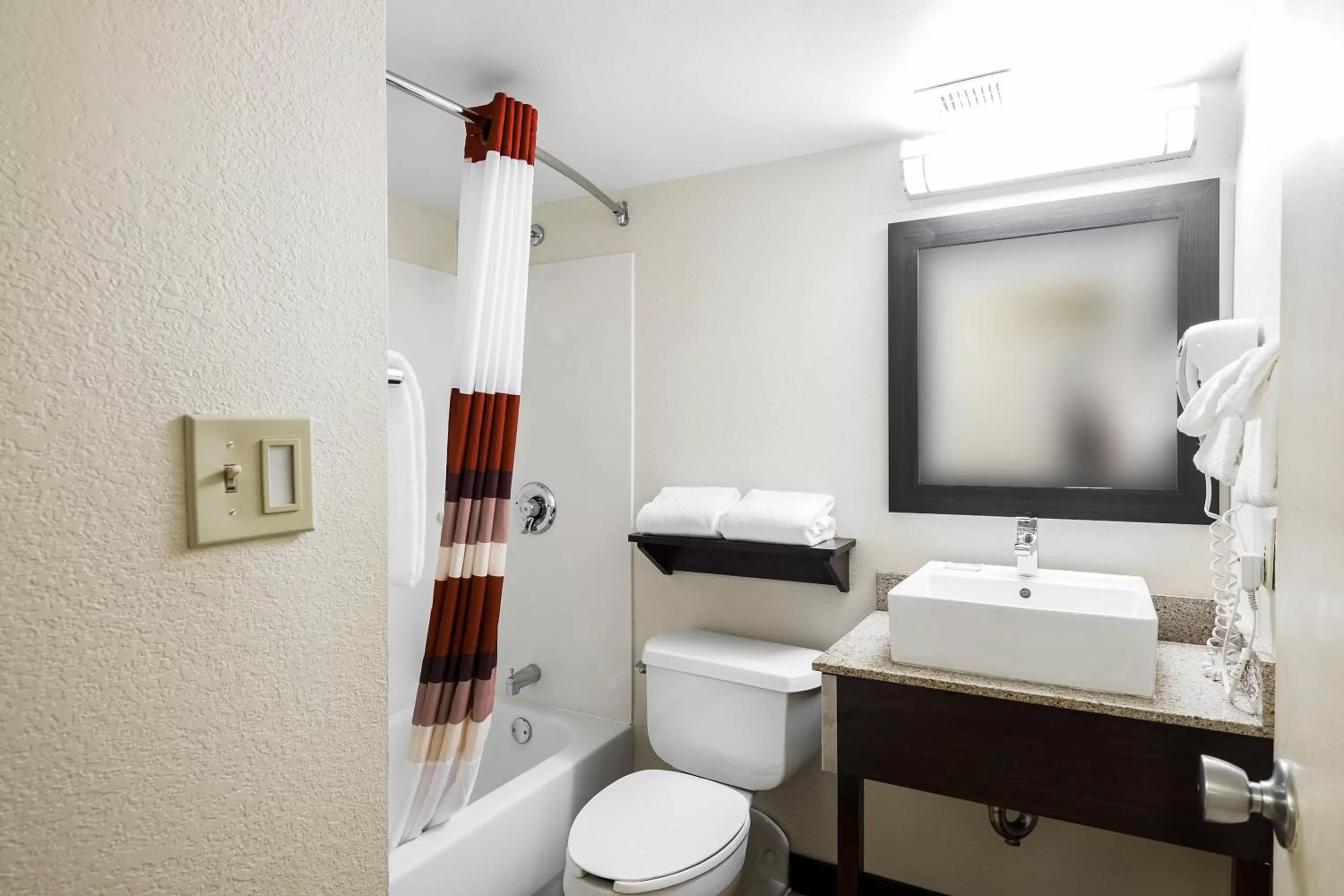 Bathroom in Red Roof Inn PLUS+ Boston - Woburn/ Burlington