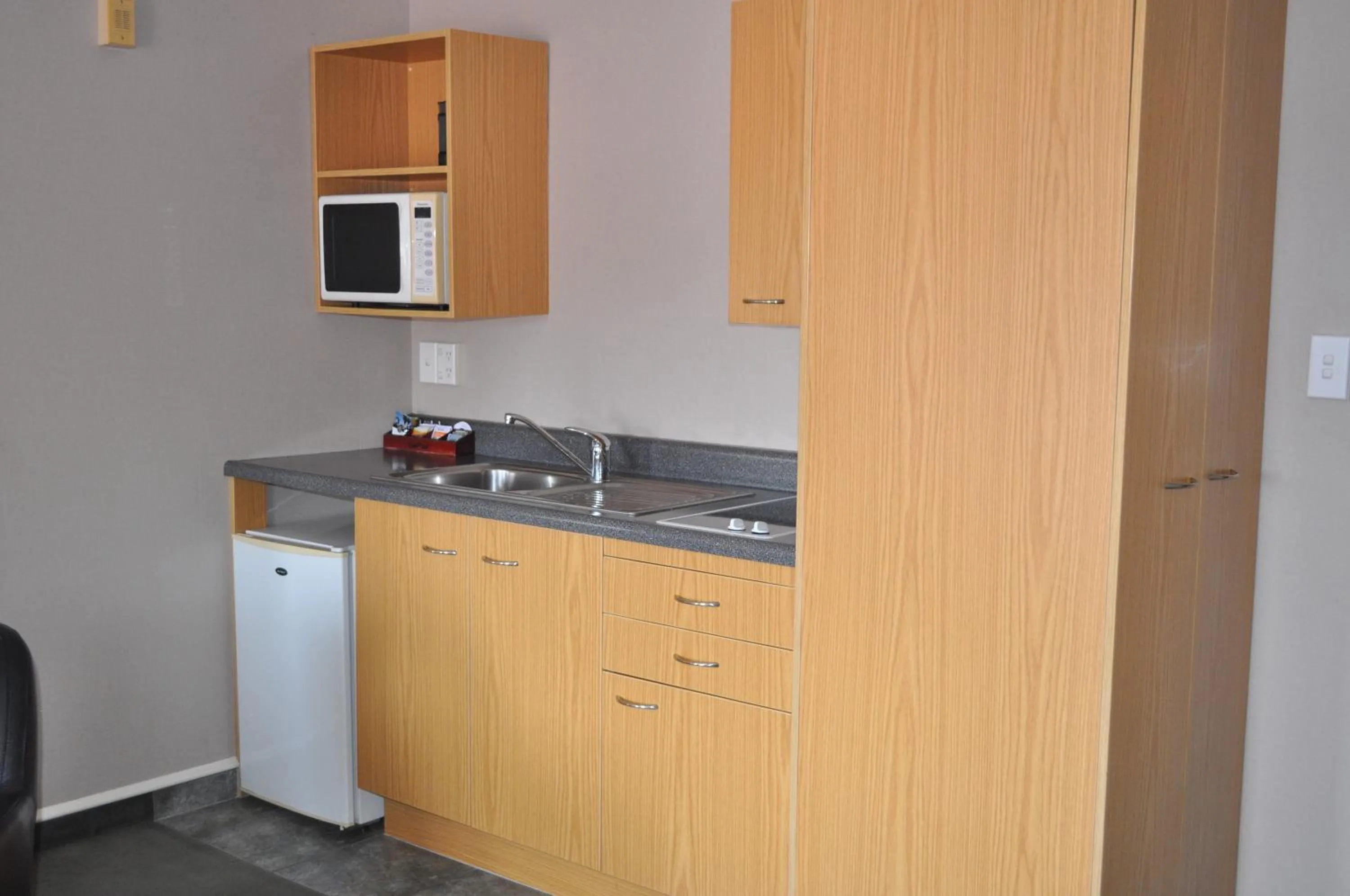 Kitchen or kitchenette in City Suites