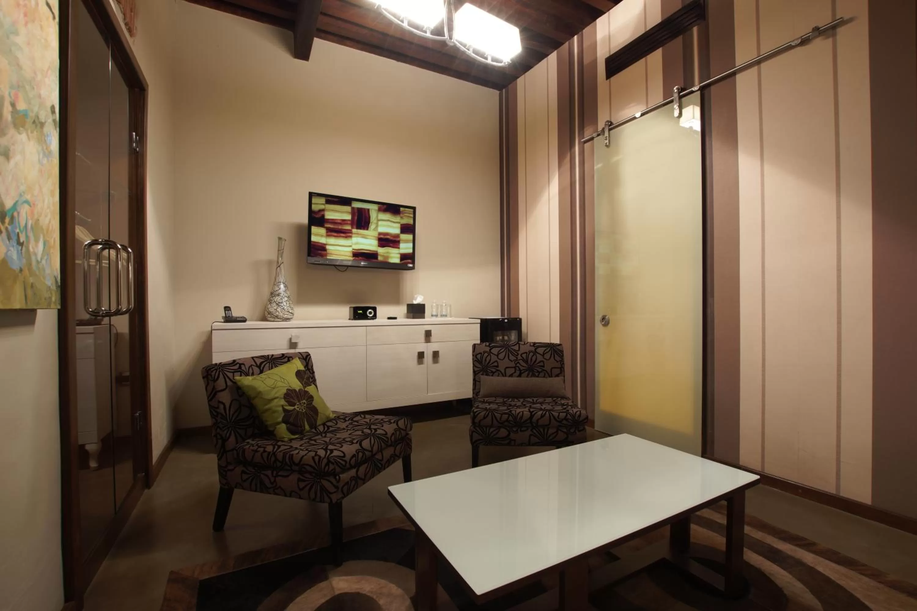 Living room in 1850 Hotel Boutique