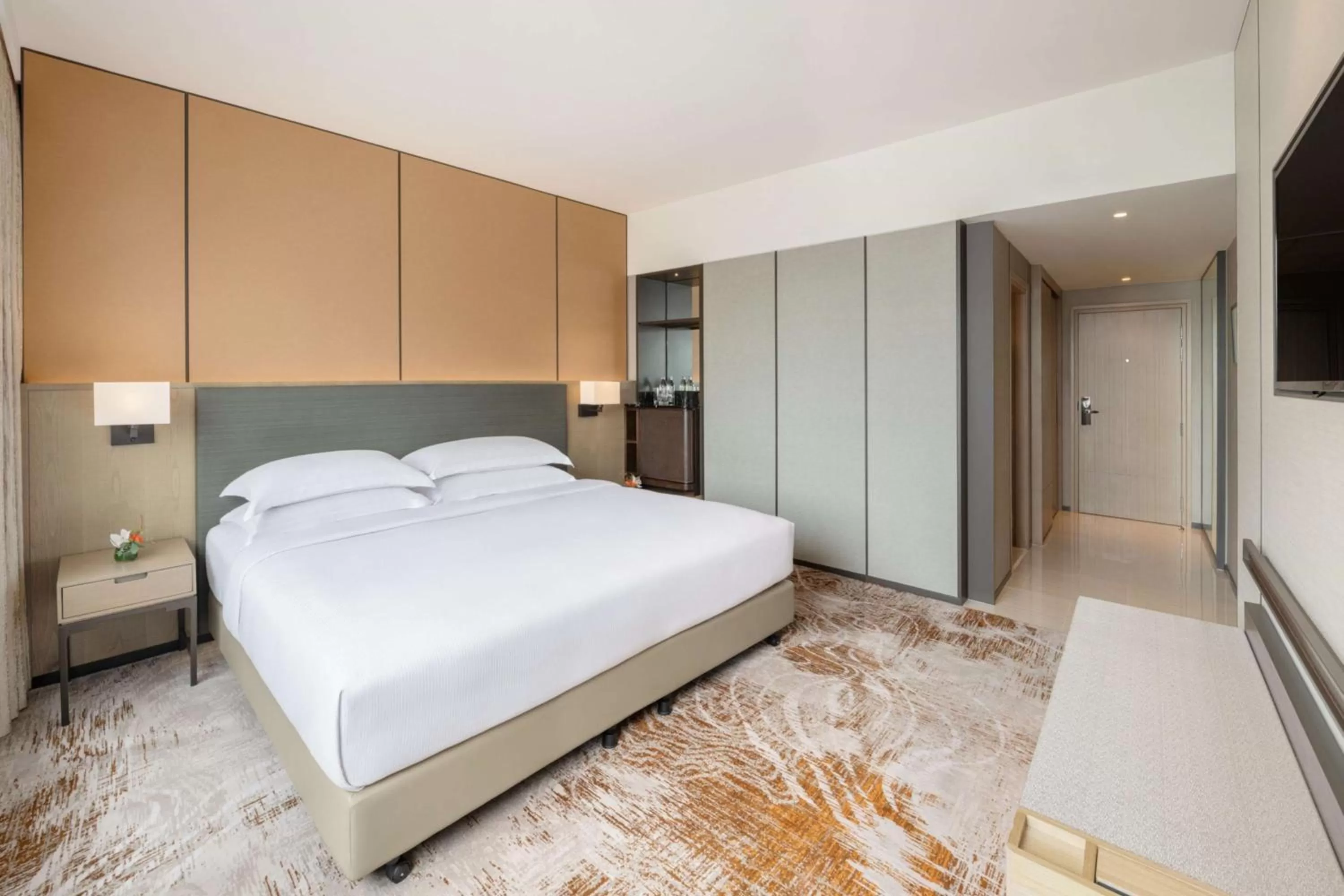 Deluxe King Room in Millennium Hilton Bangkok