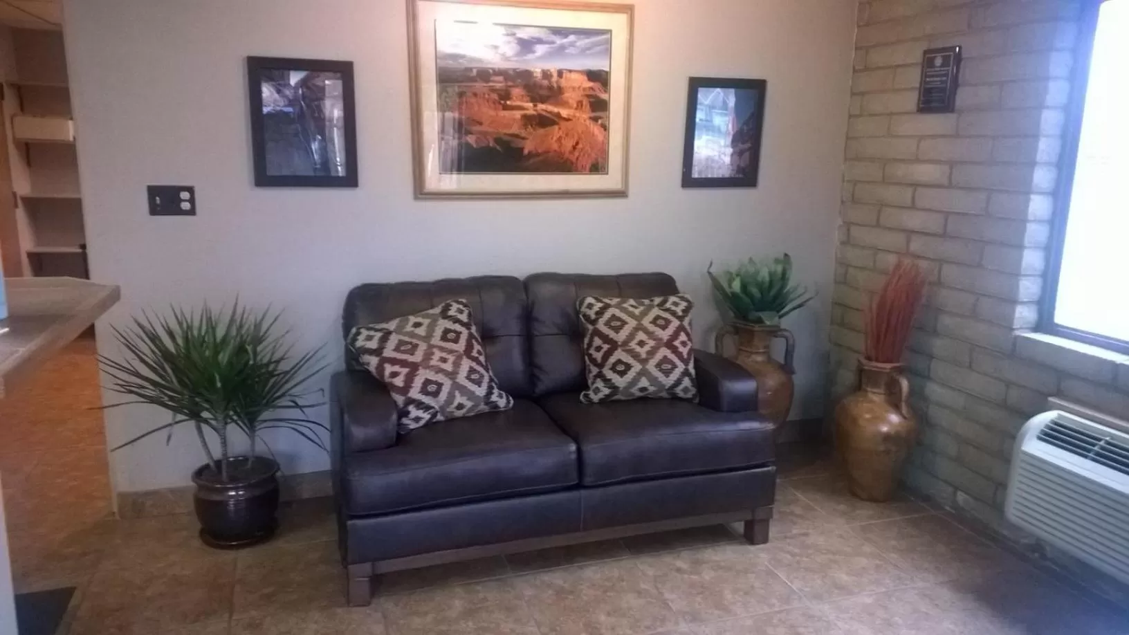 Communal lounge/ TV room in Rustic Inn