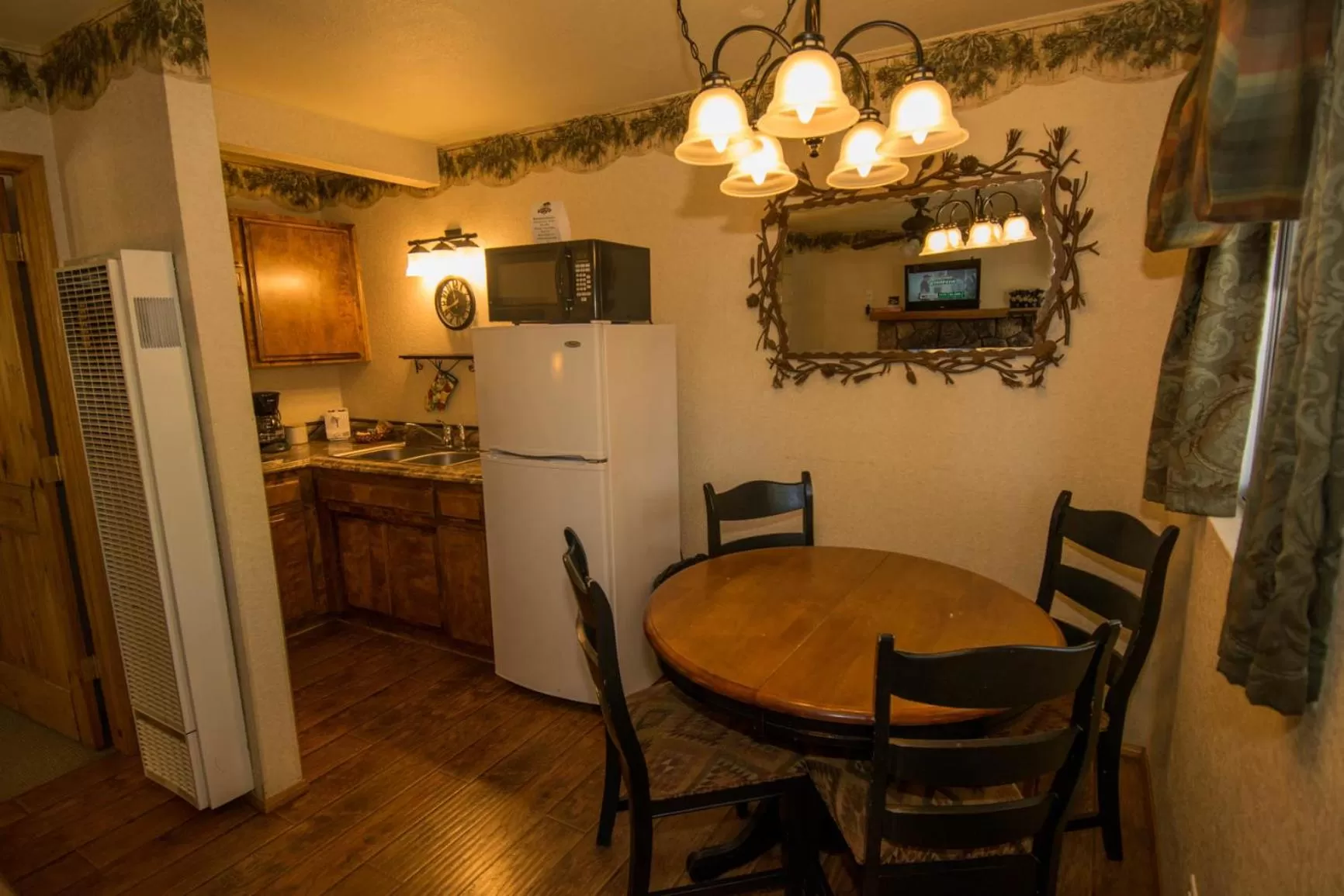 Dining Area in Hillcrest Suites & Cabins
