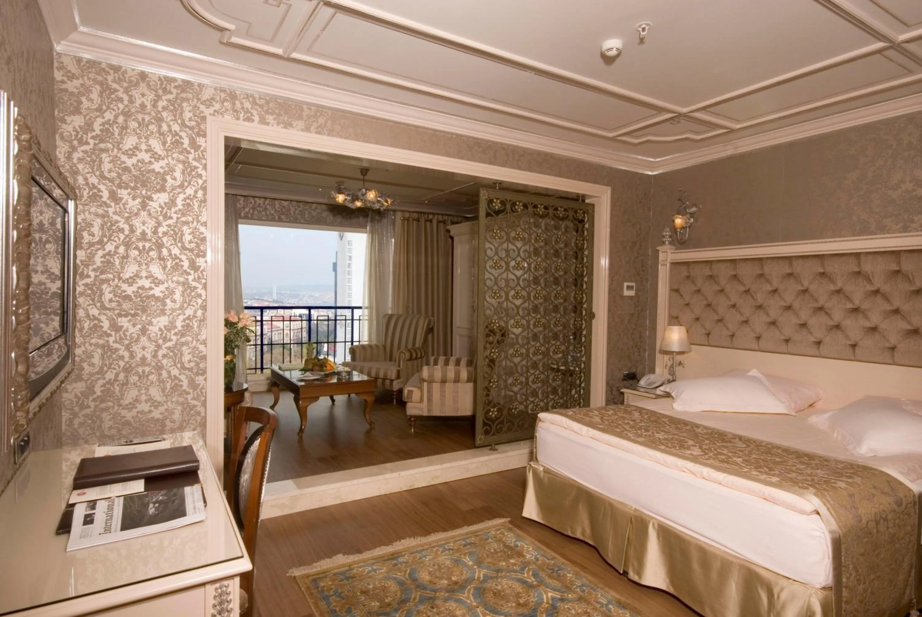 Photo of the whole room, Bed in The Central Palace Taksim