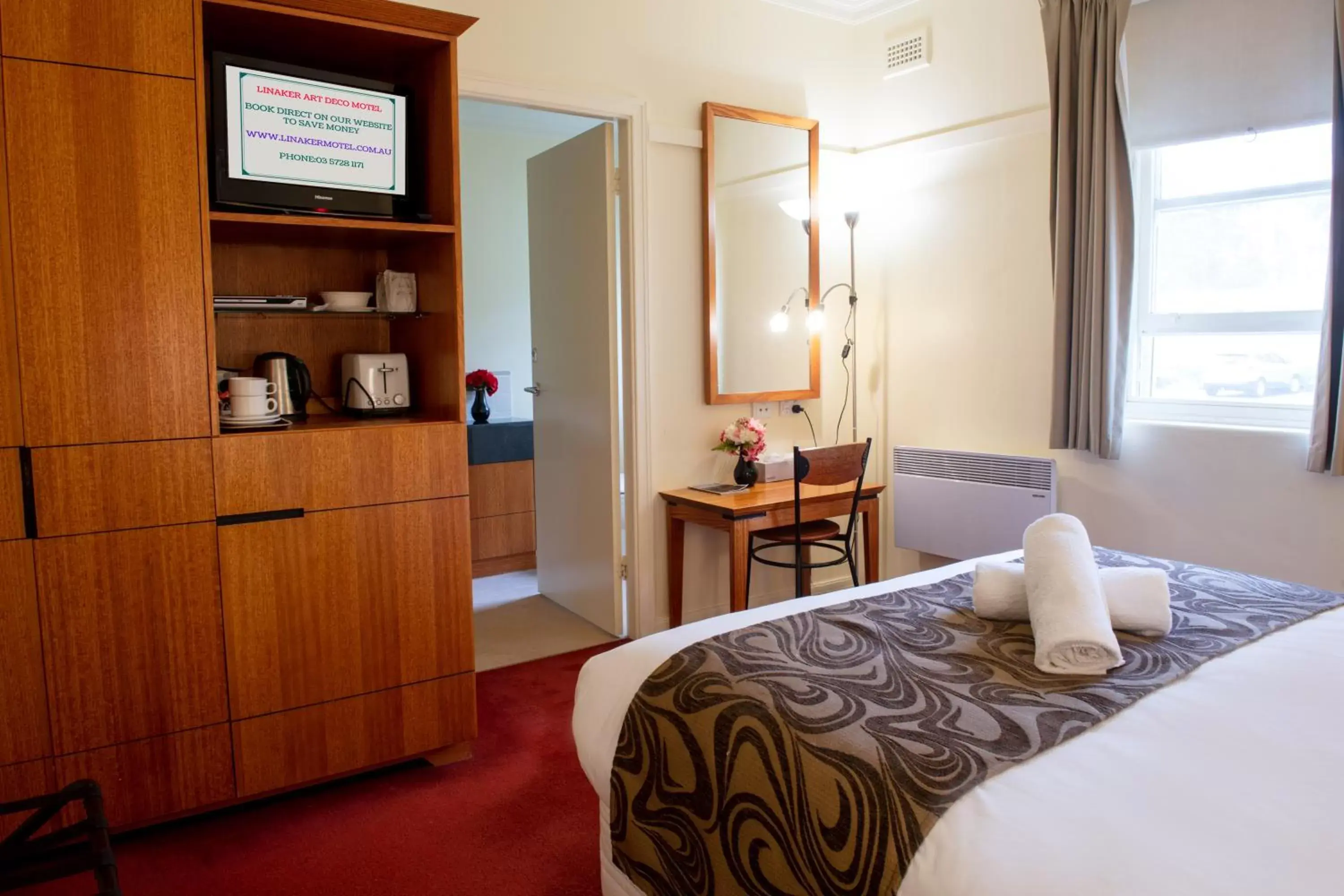 Queen Suite in Linaker Art Deco Motel Queen Suite in Linaker Art Deco Motel