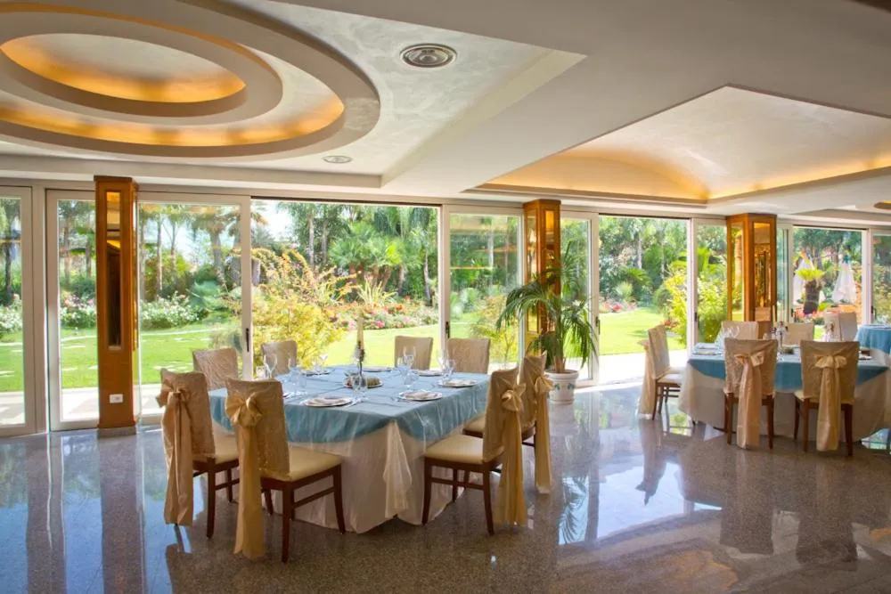 Restaurant/places to eat in Hotel Ares