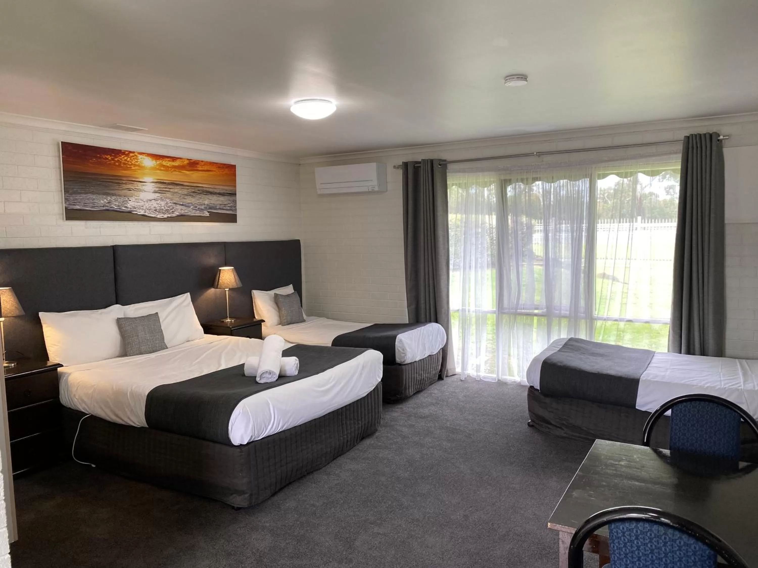 Bedroom, Bed in Frankston Motel