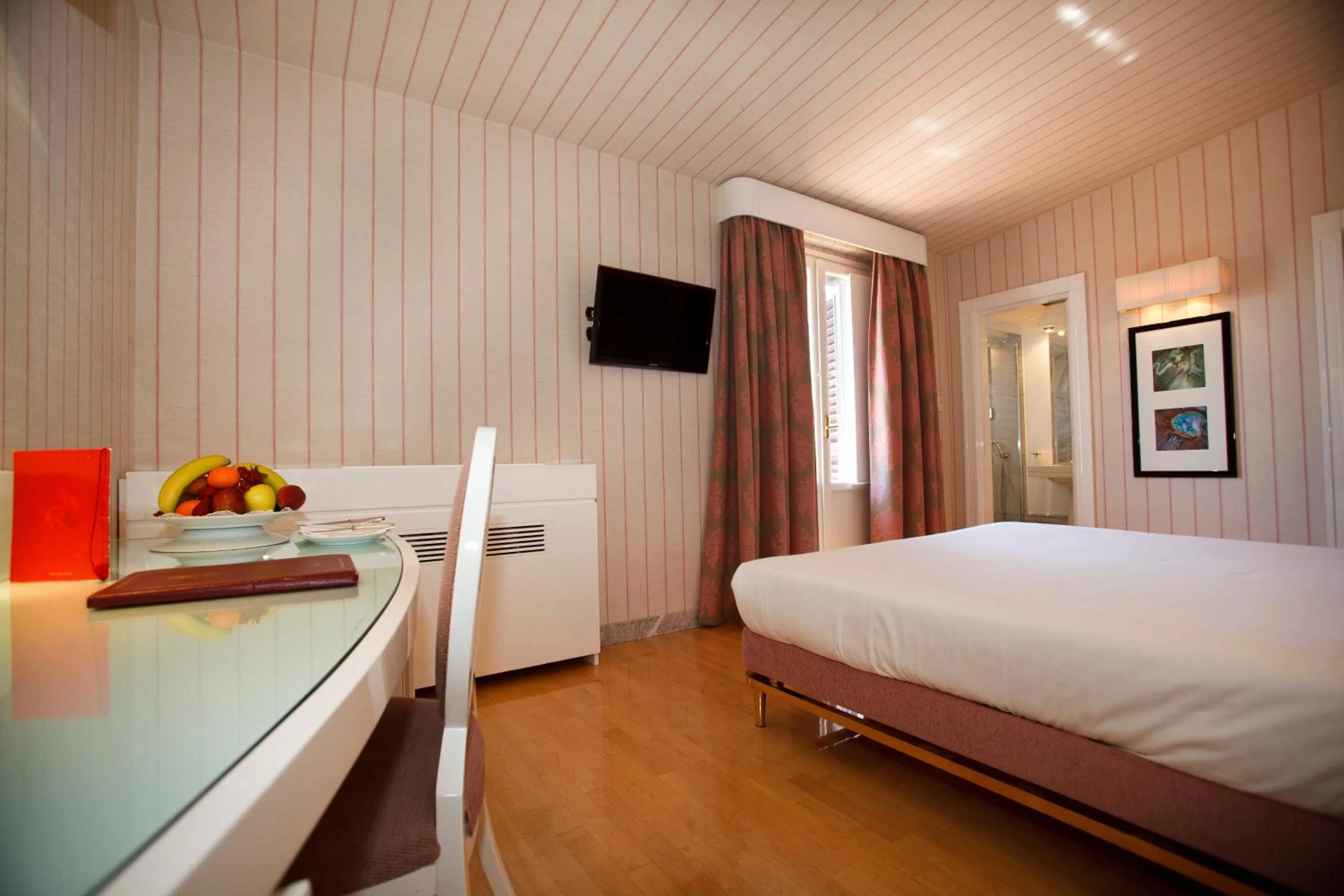 Photo of the whole room, Bed in Hotel Albani Firenze