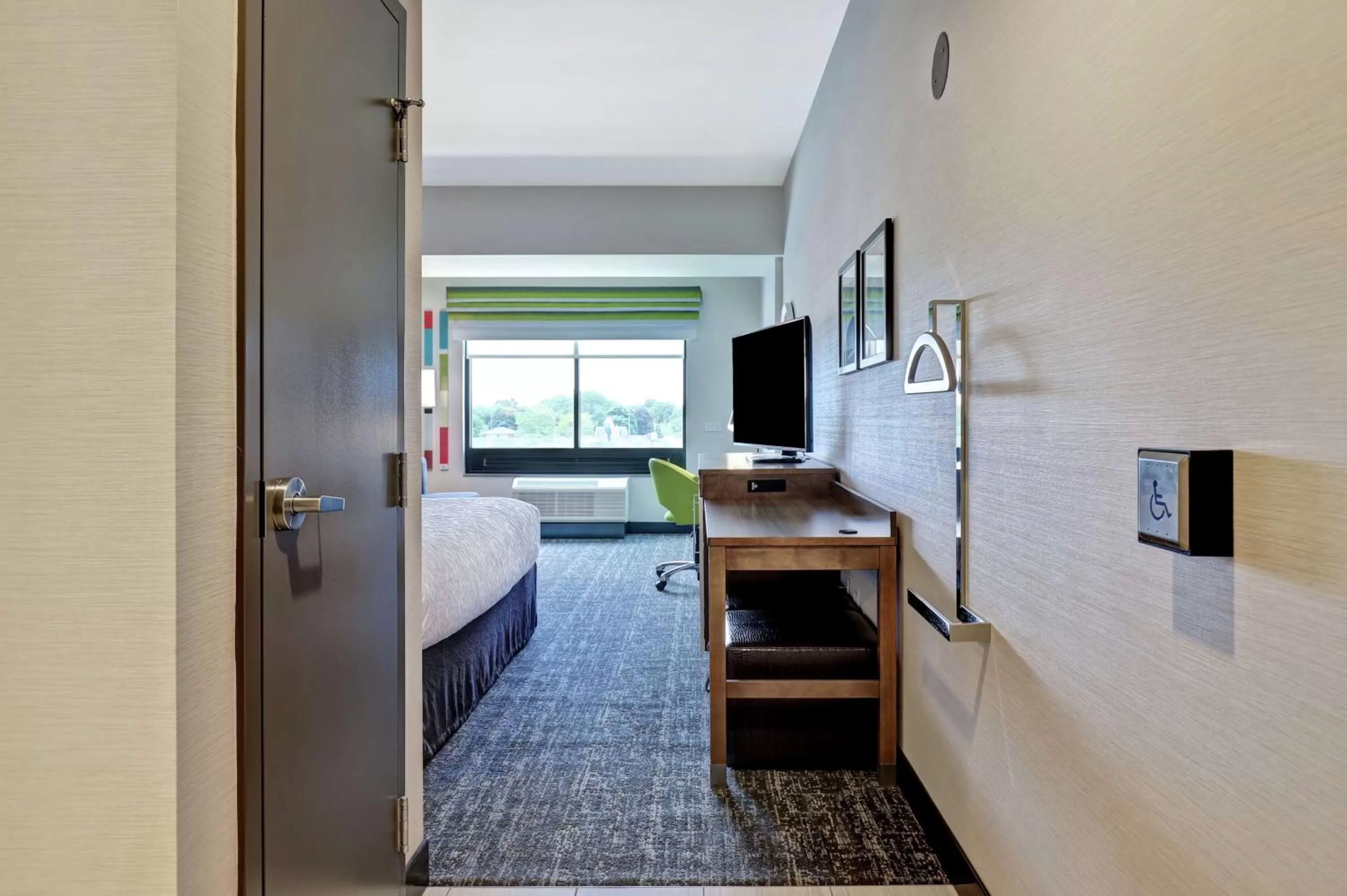 Bedroom in Hampton Inn St. Catharines Niagara