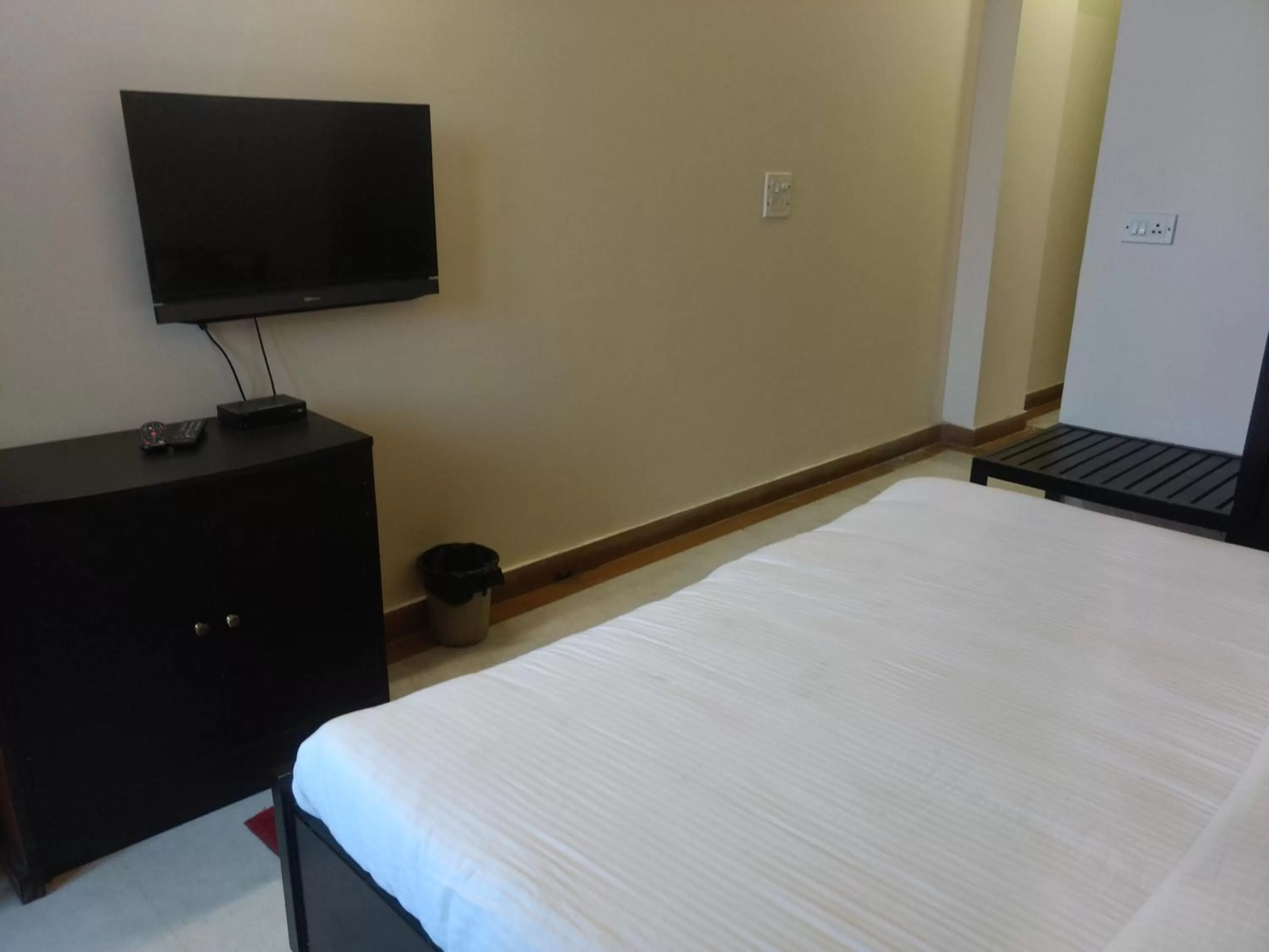 Bedroom, TV/Entertainment Center in Hotel City Centre Inn - Nizamuddin Railway Station