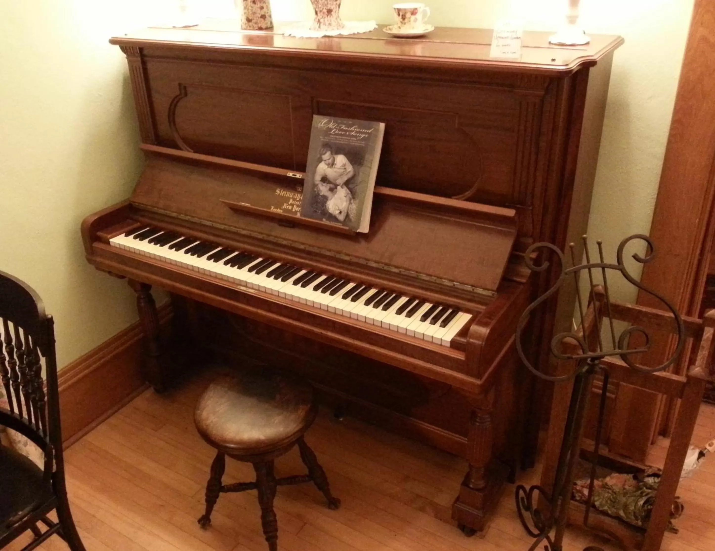 Communal lounge/ TV room in White Lace Inn