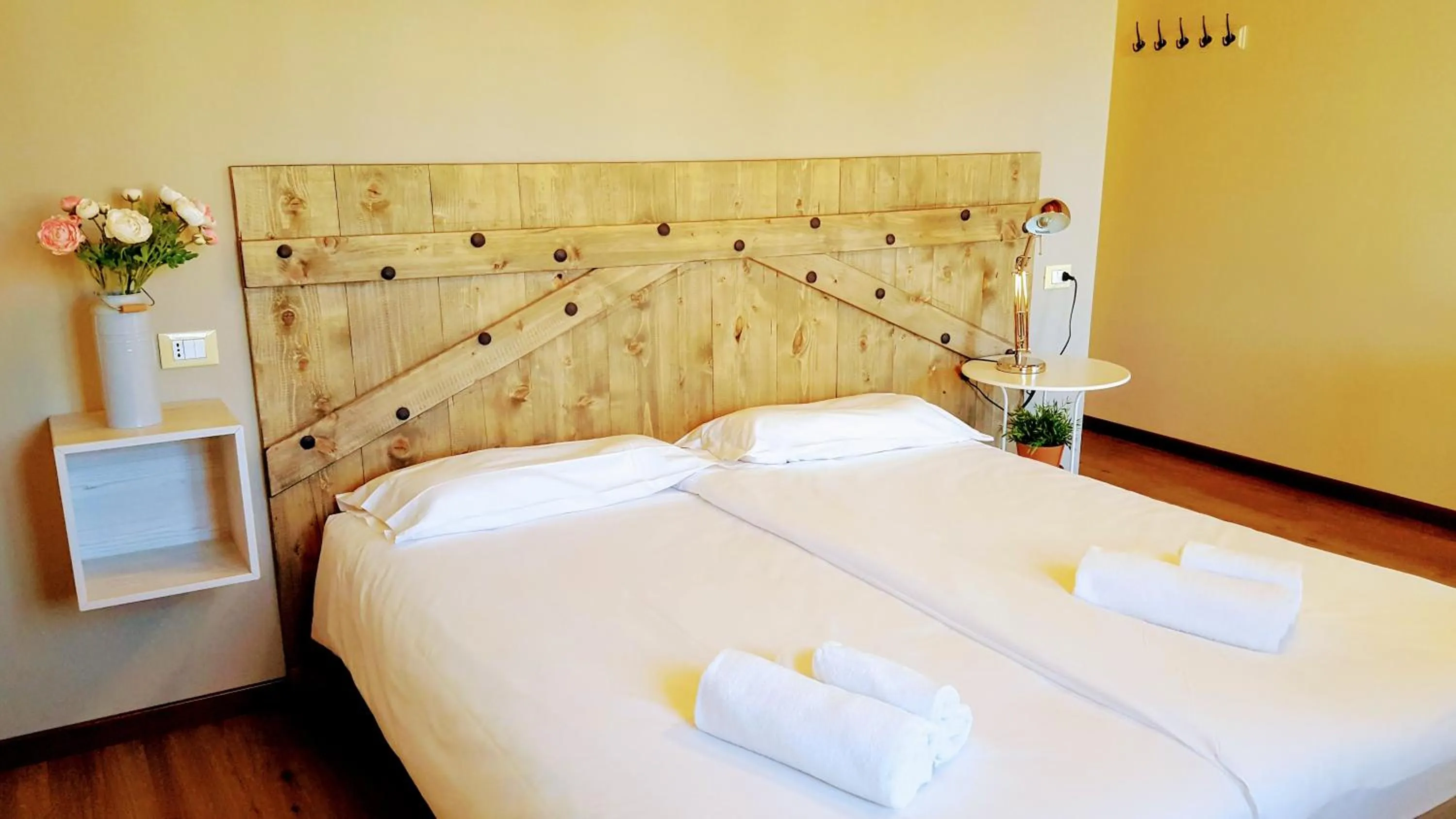 Photo of the whole room, Bed in Locanda Avanguardia