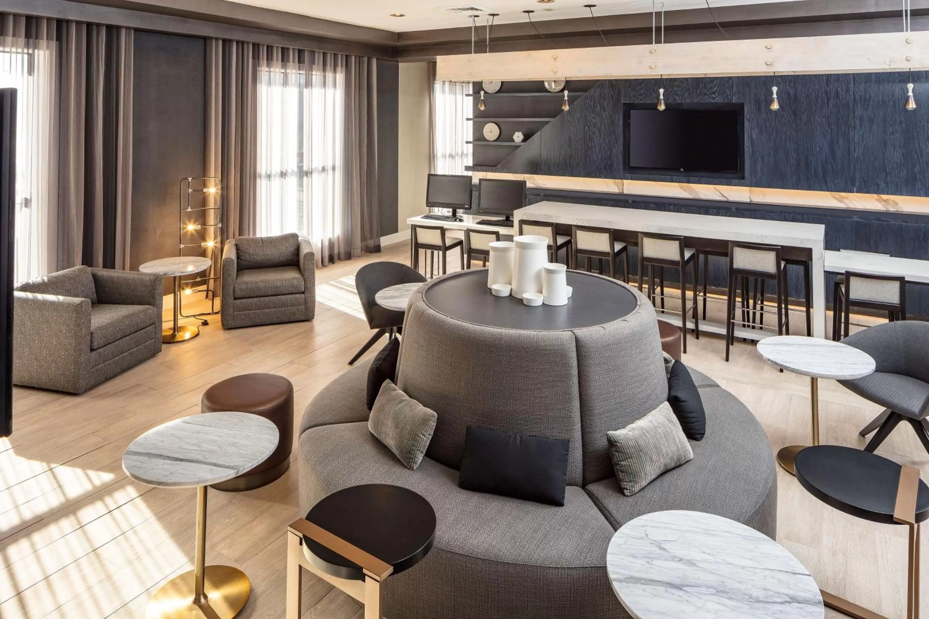 Communal lounge/ TV room in DoubleTree by Hilton Boston Logan Airport Chelsea