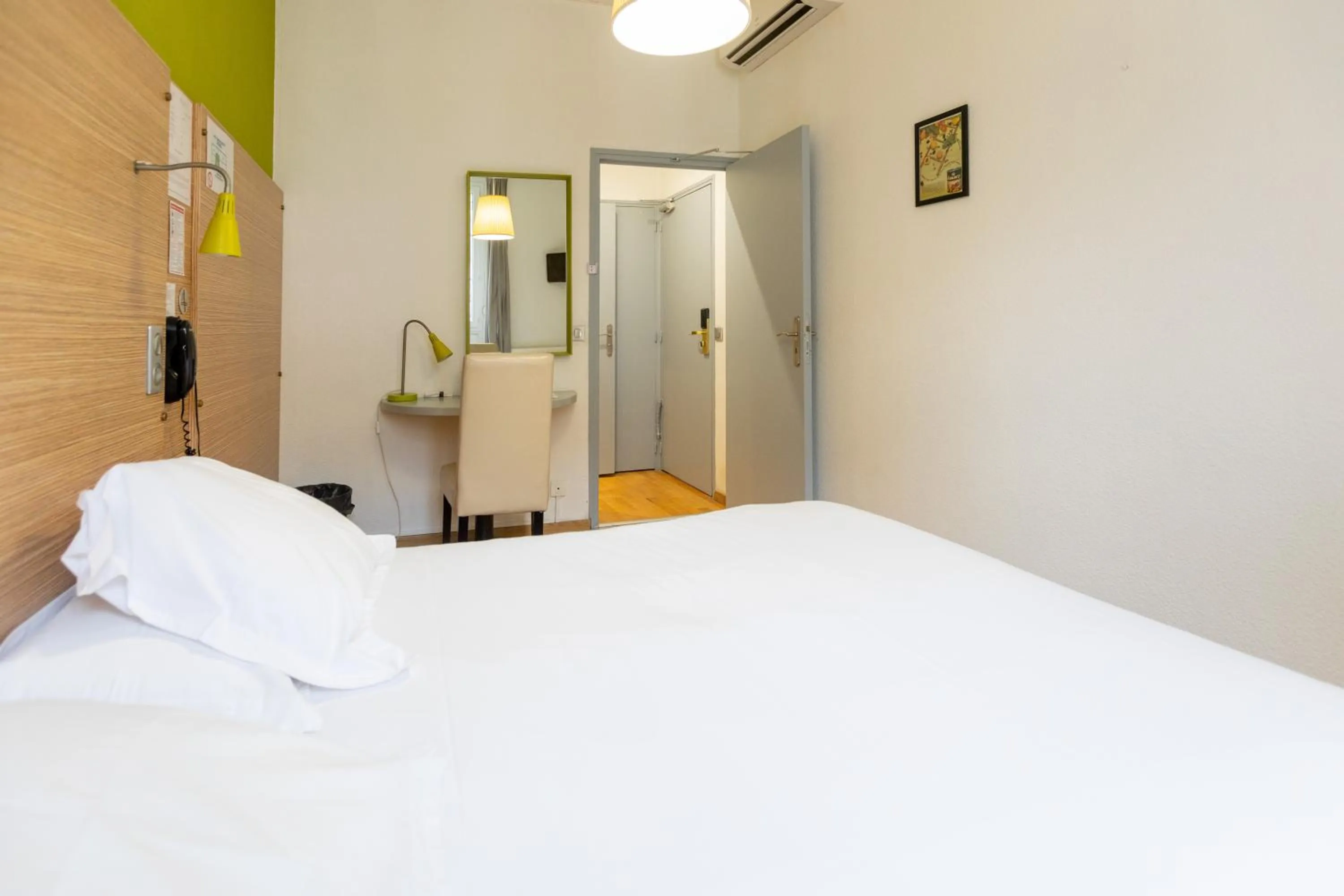 Bed in Hôtel Edmond Rostand