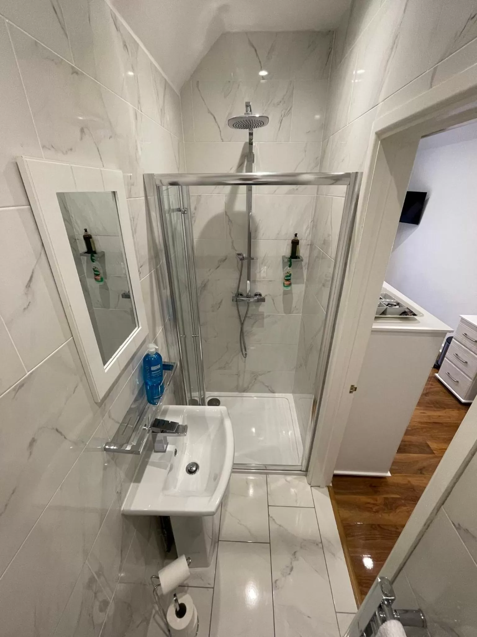 Shower, Bathroom in Oakhurst Gatwick B&B