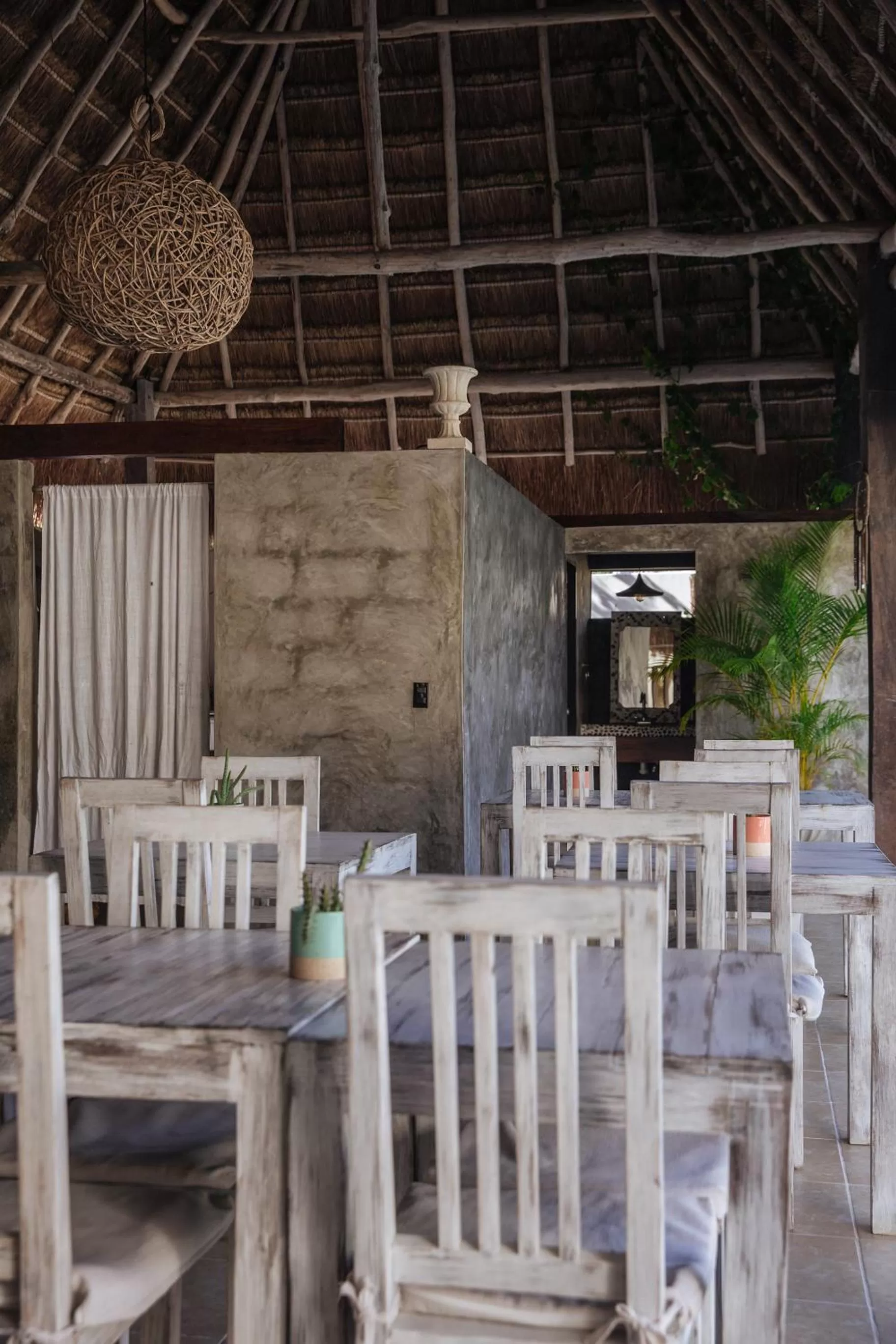 Restaurant/places to eat in Villas H2O