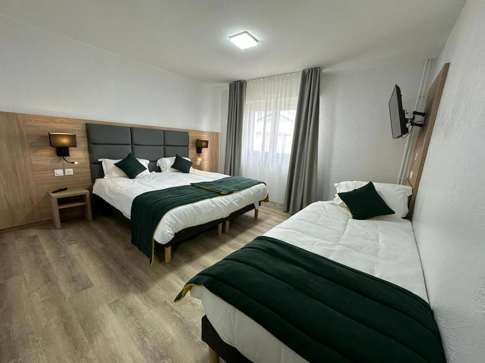 Bed in Hotel Restaurant L'Escale