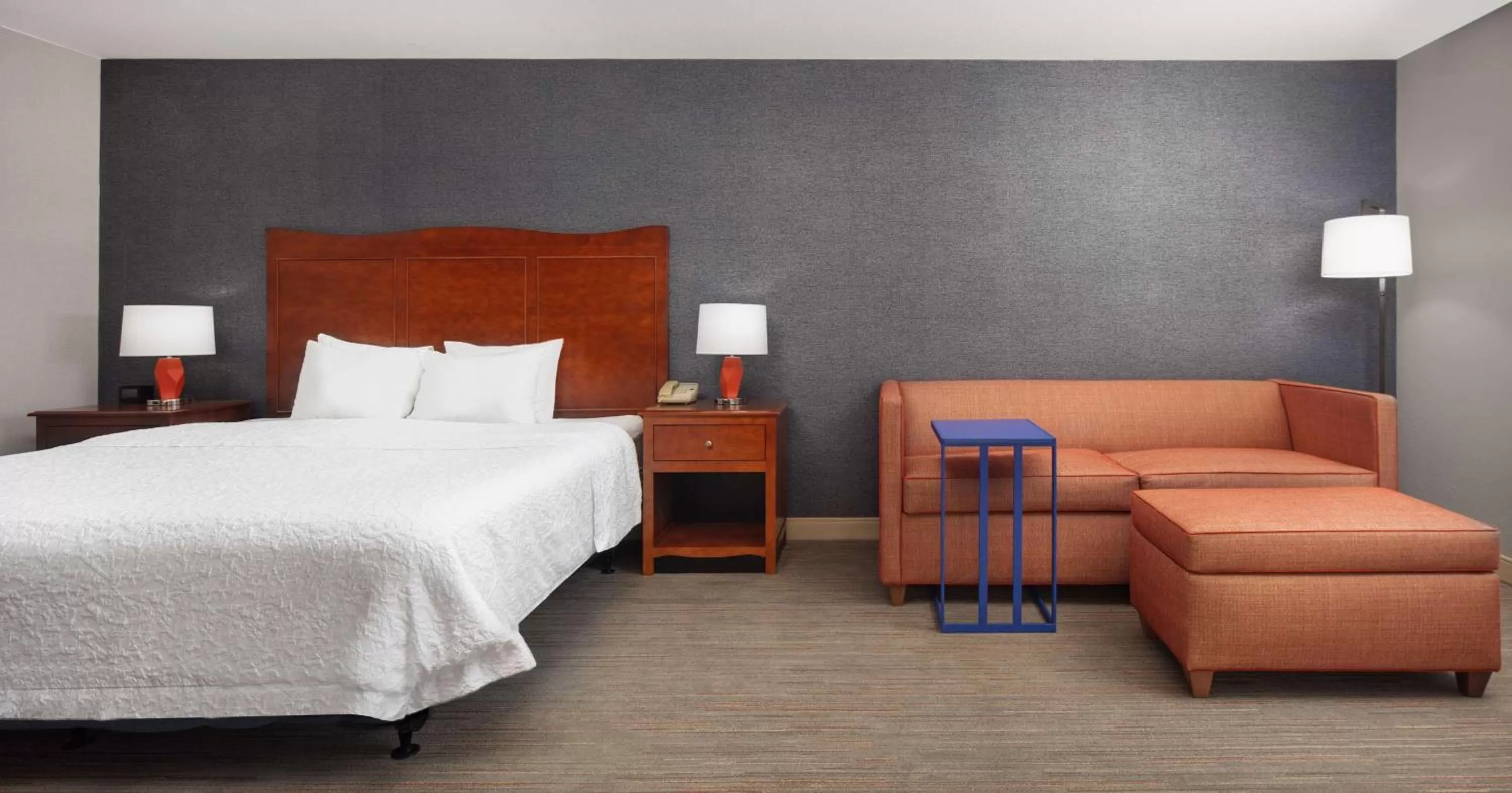 Living room, Bed in Hampton Inn Medford