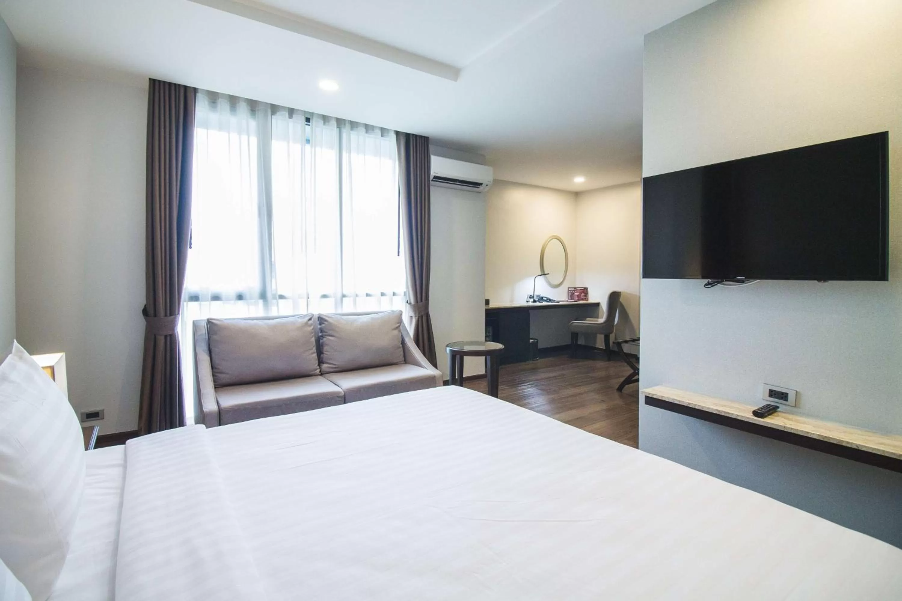 Bedroom, Bed in SureStay Plus by Best Western Sukhumvit 2