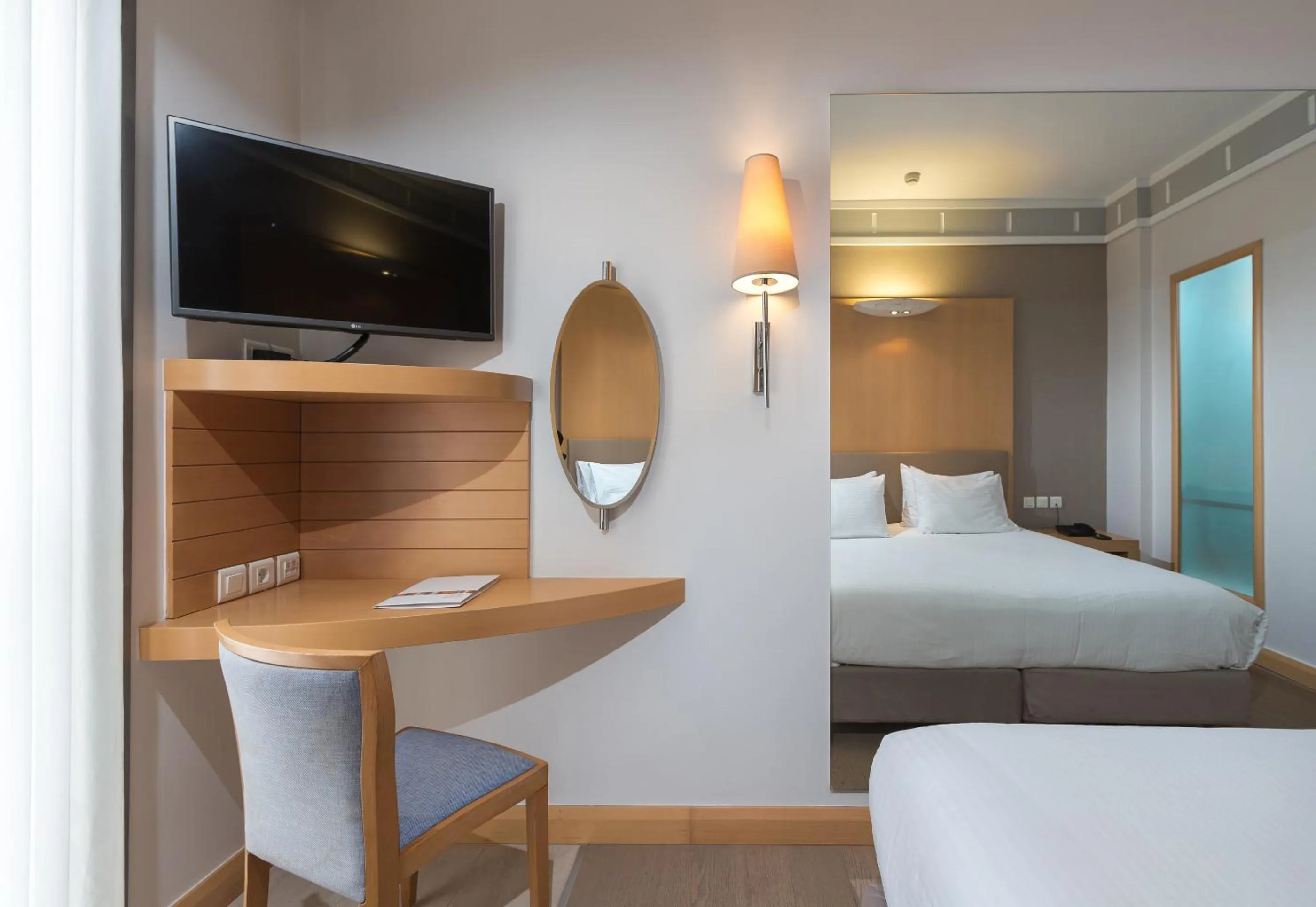 Bedroom, Bed in Central Hotel