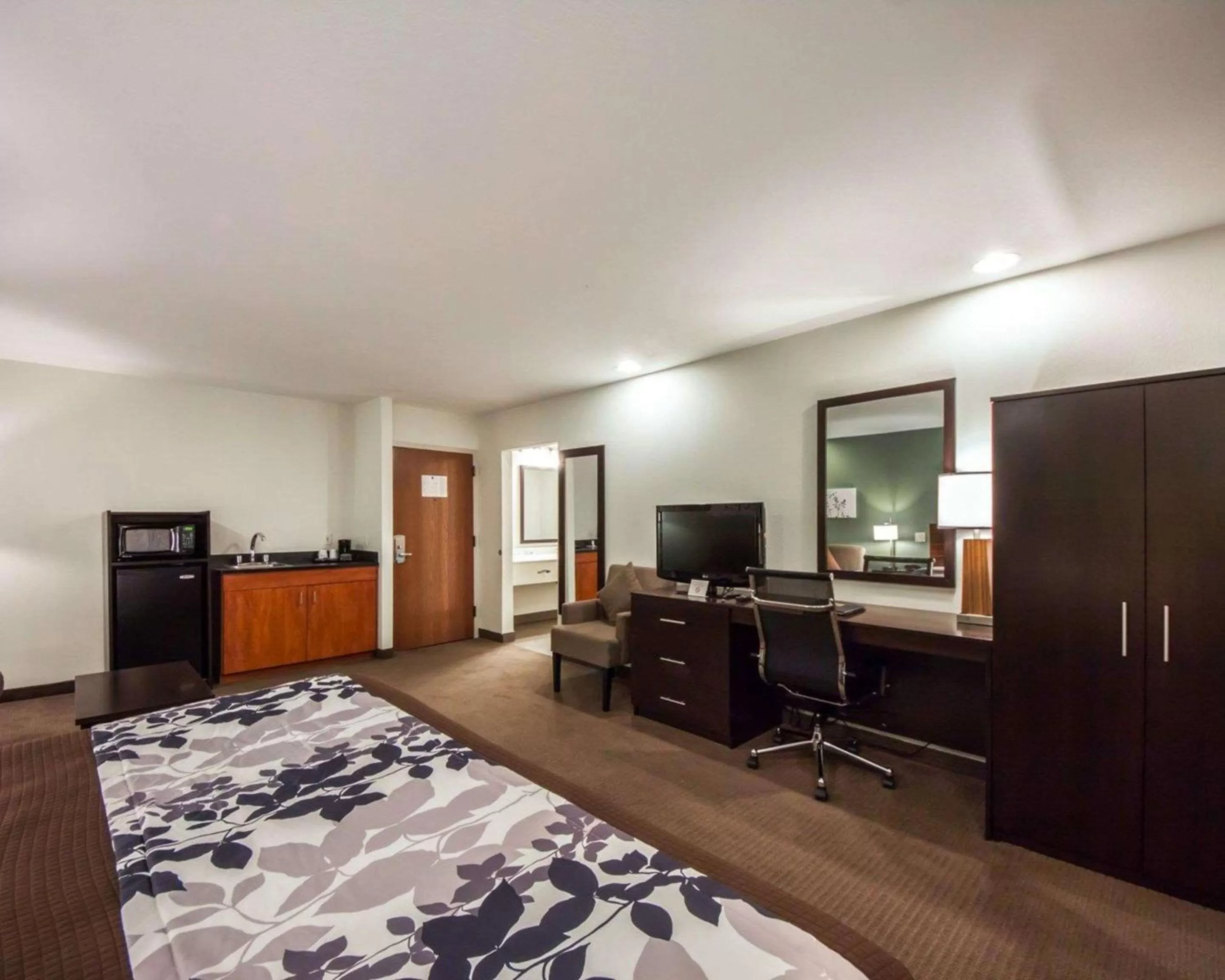 Photo of the whole room, Bed in Sleep Inn & Suites Edmond near University