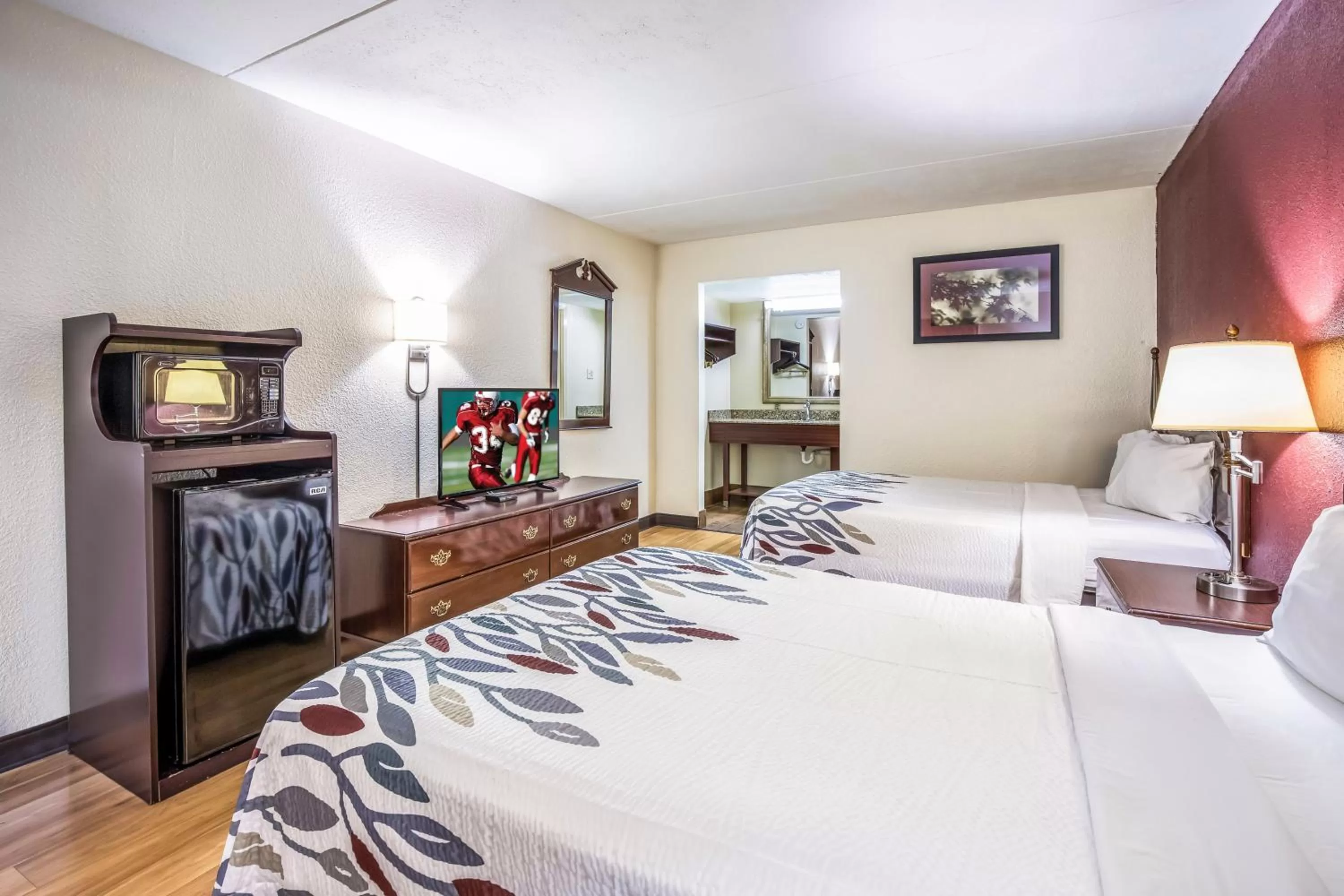 Photo of the whole room, Bed in Red Roof Inn Caryville