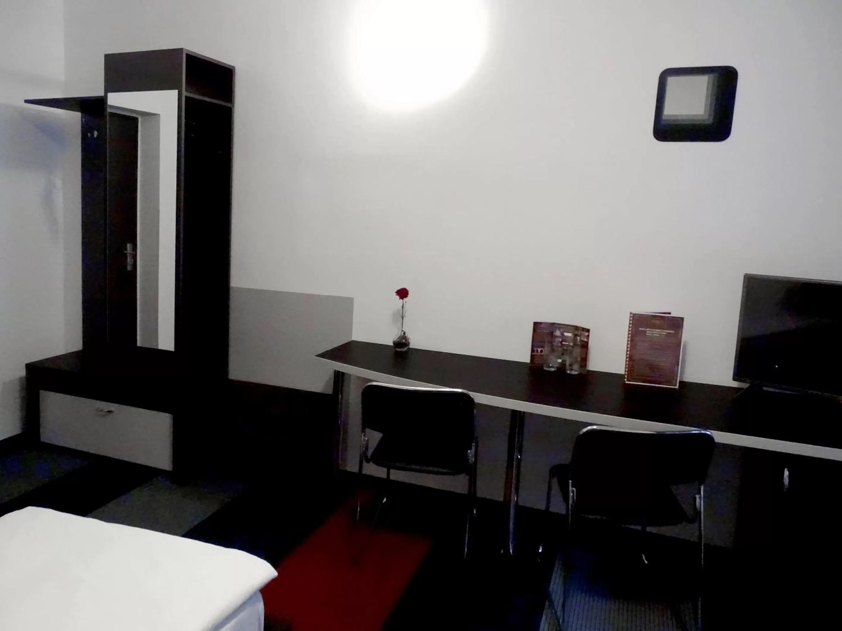 Bed, TV/Entertainment Center in Prince Hotel