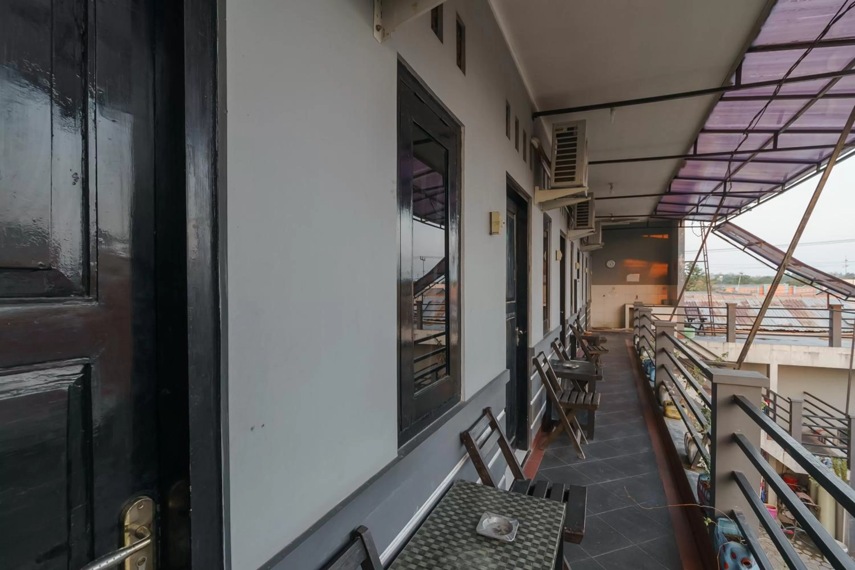 Balcony/Terrace in RedDoorz Syariah near Ciledug Station