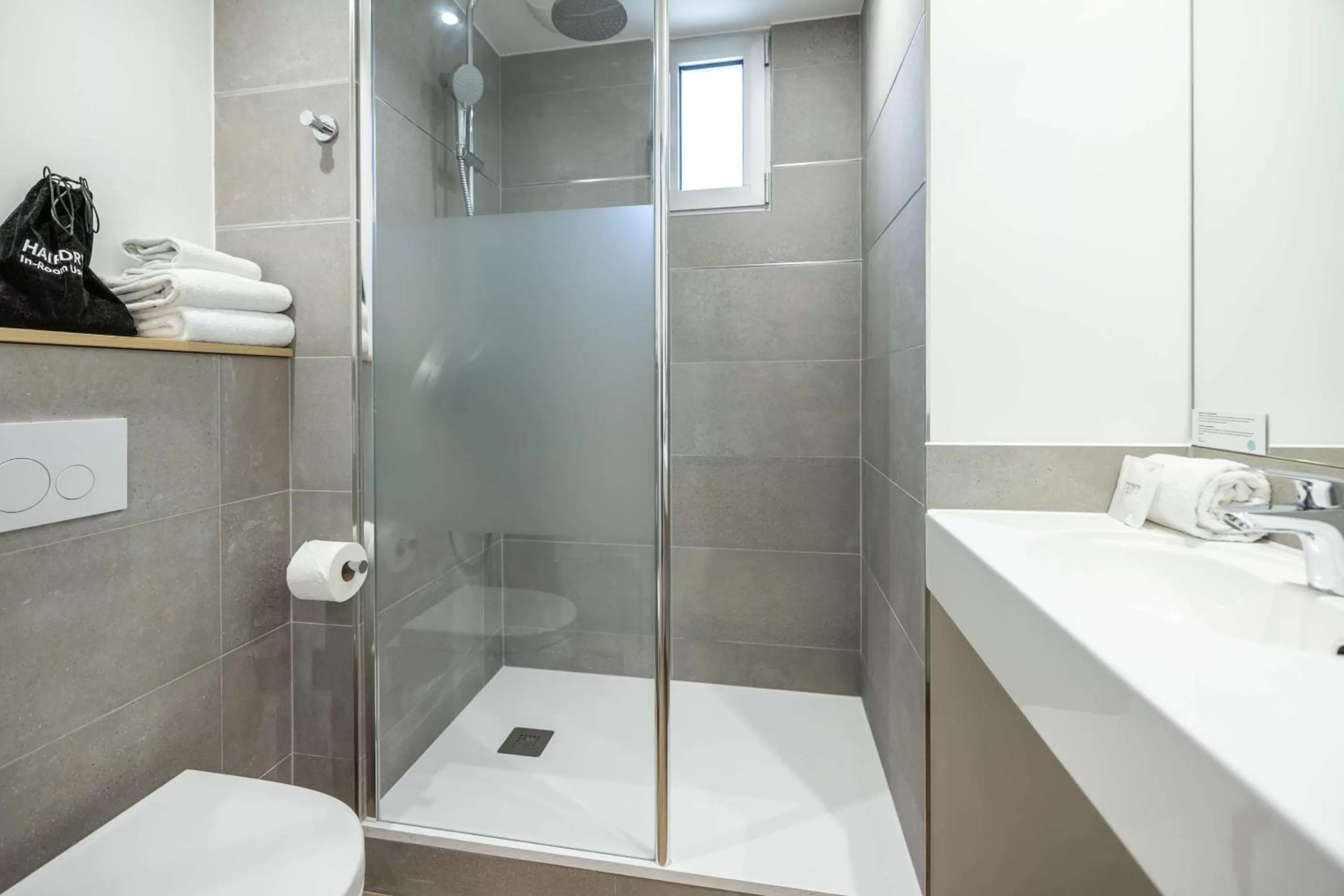 Shower in Sure Hotel by Best Western Bordeaux Lac
