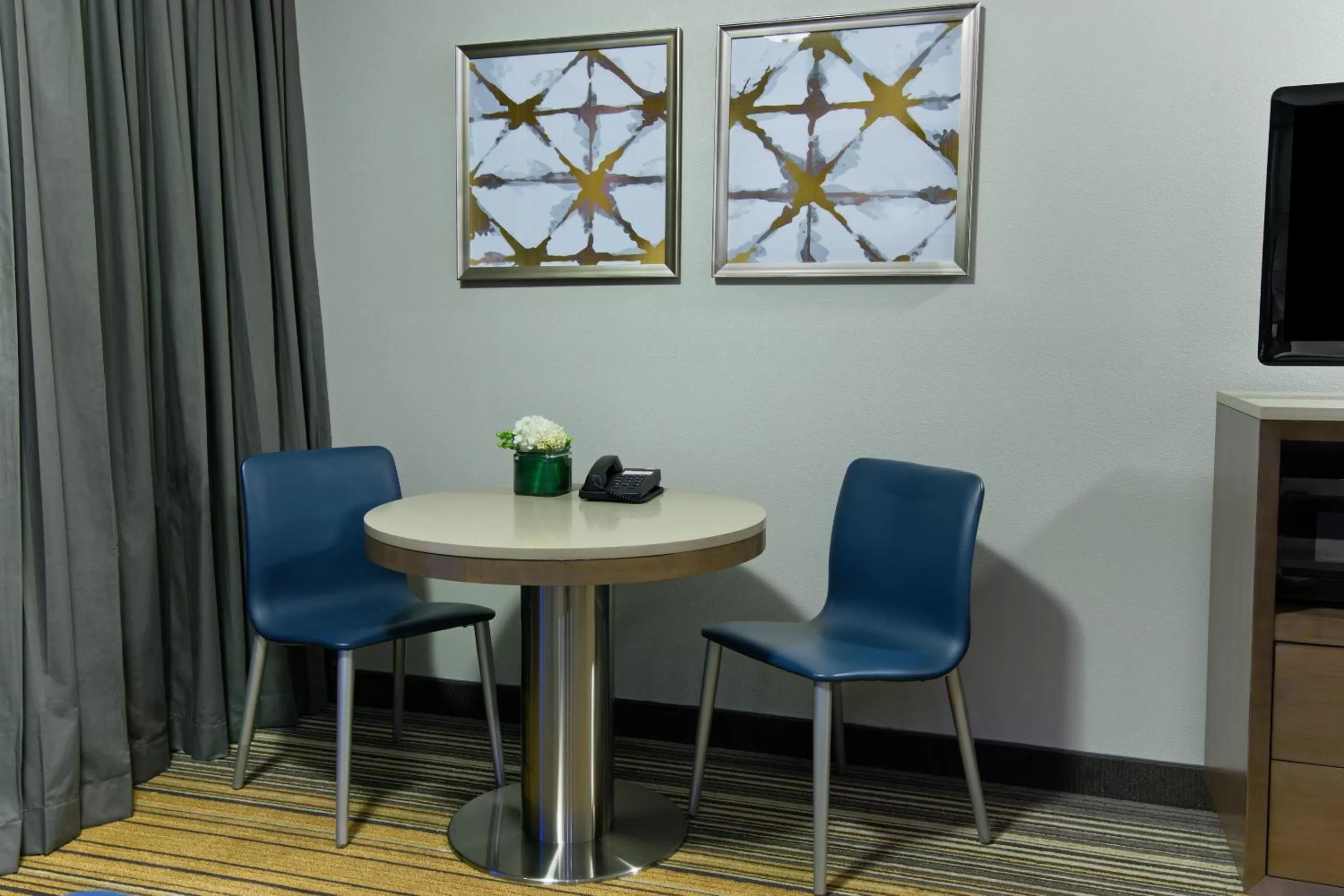 Living room in Oxford Suites Spokane Downtown