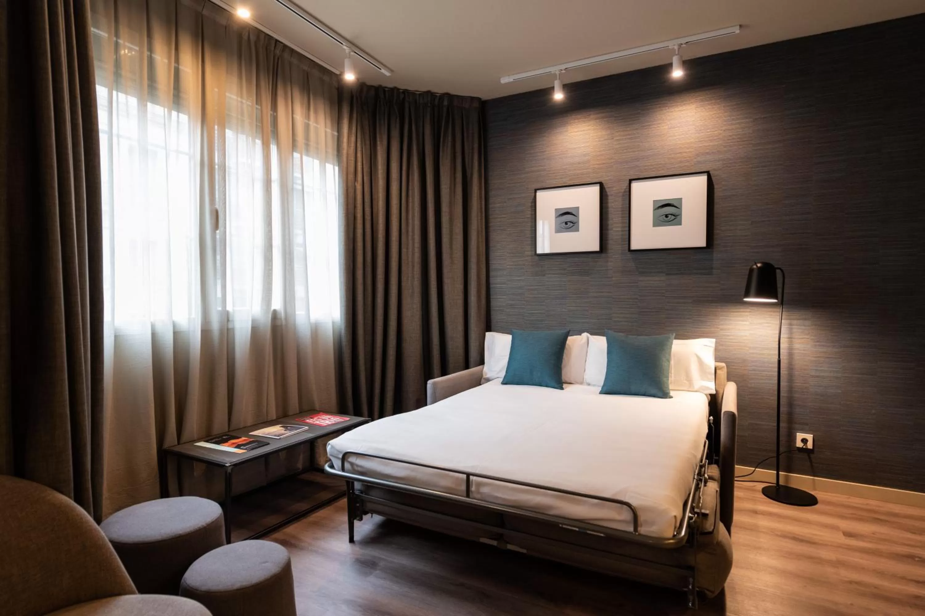 Living room, Bed in Atenea Rekord Suites Barcelona