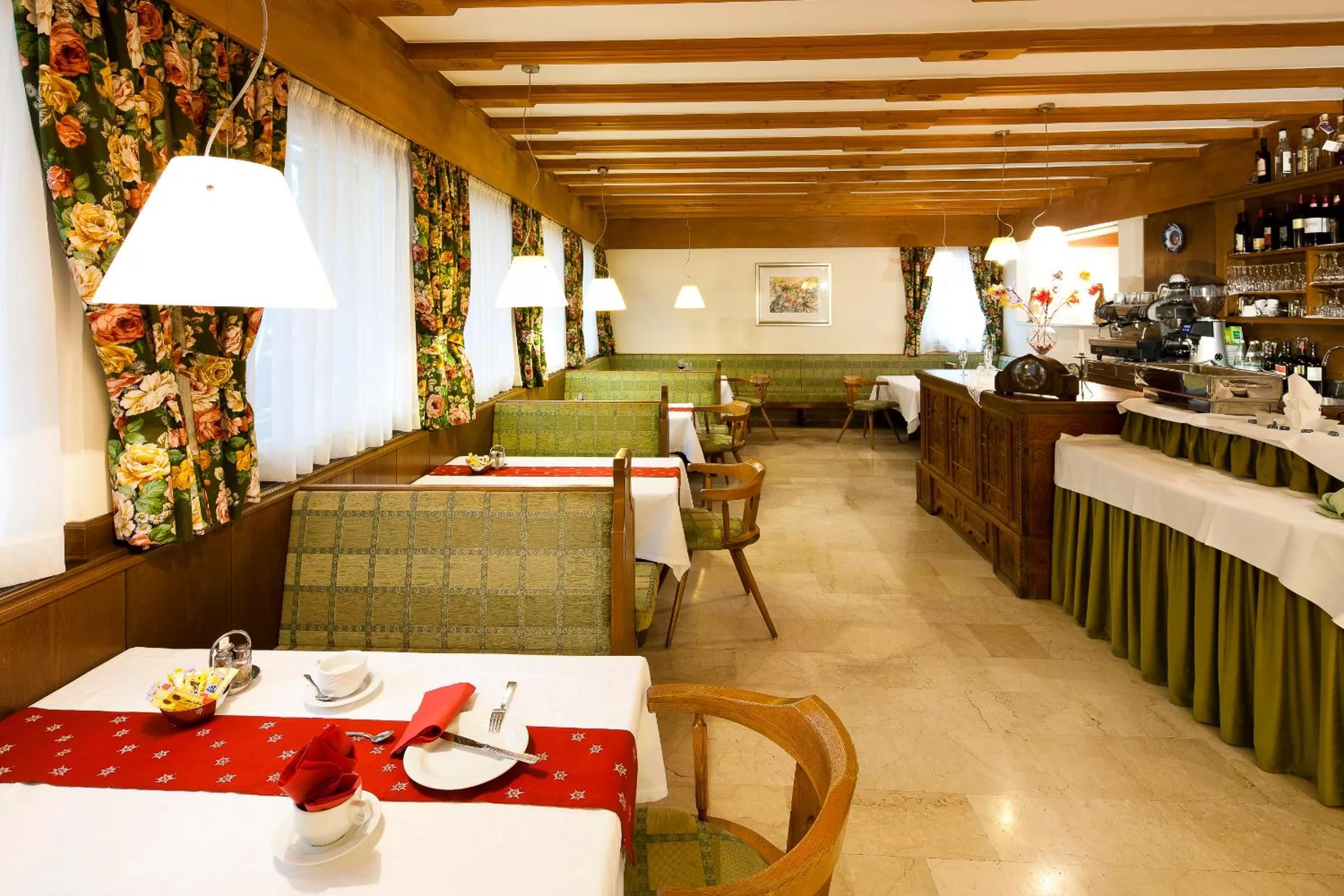 Restaurant/places to eat in Hotel Aster