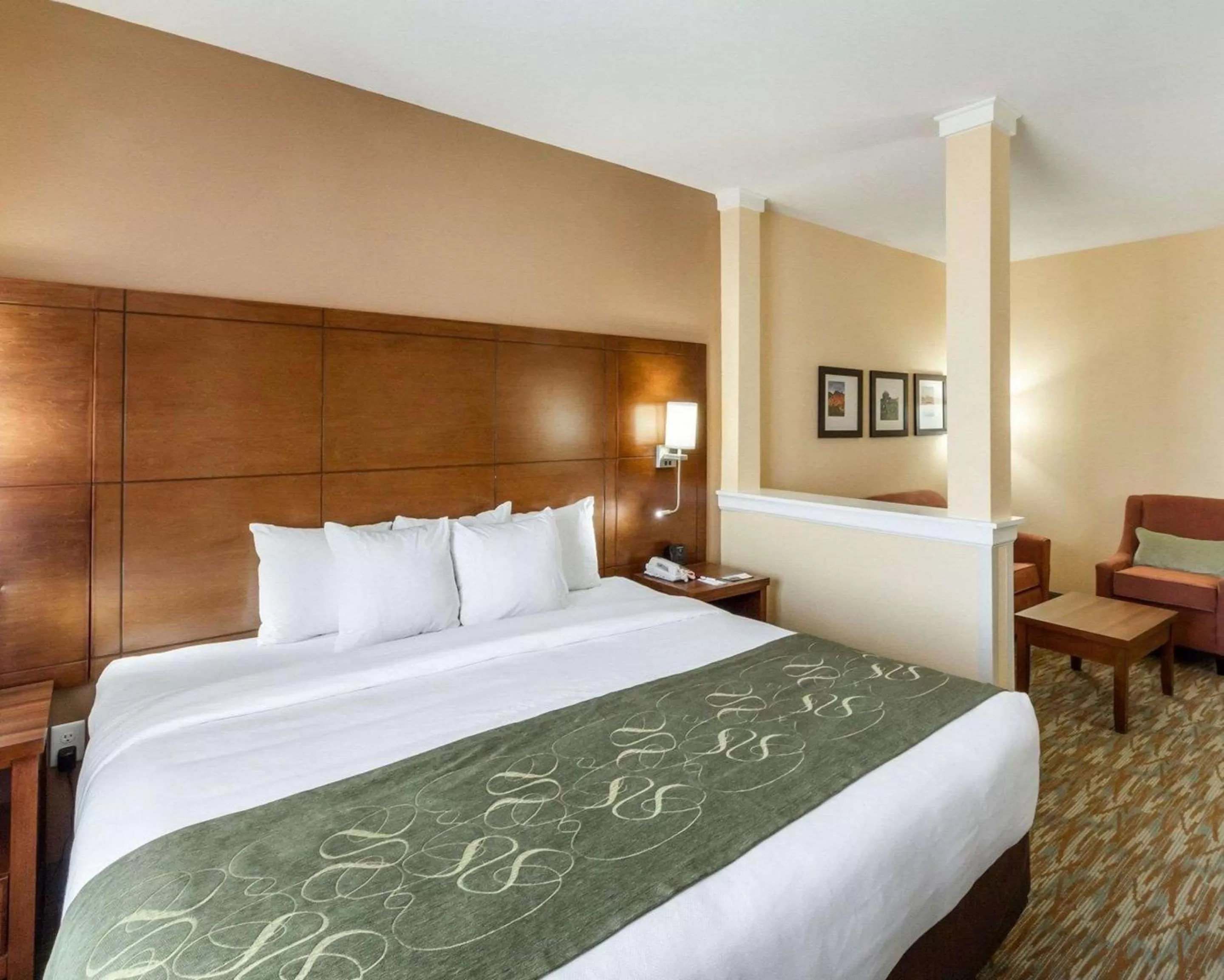 Photo of the whole room, Bed in Comfort Suites Cotulla near I-35