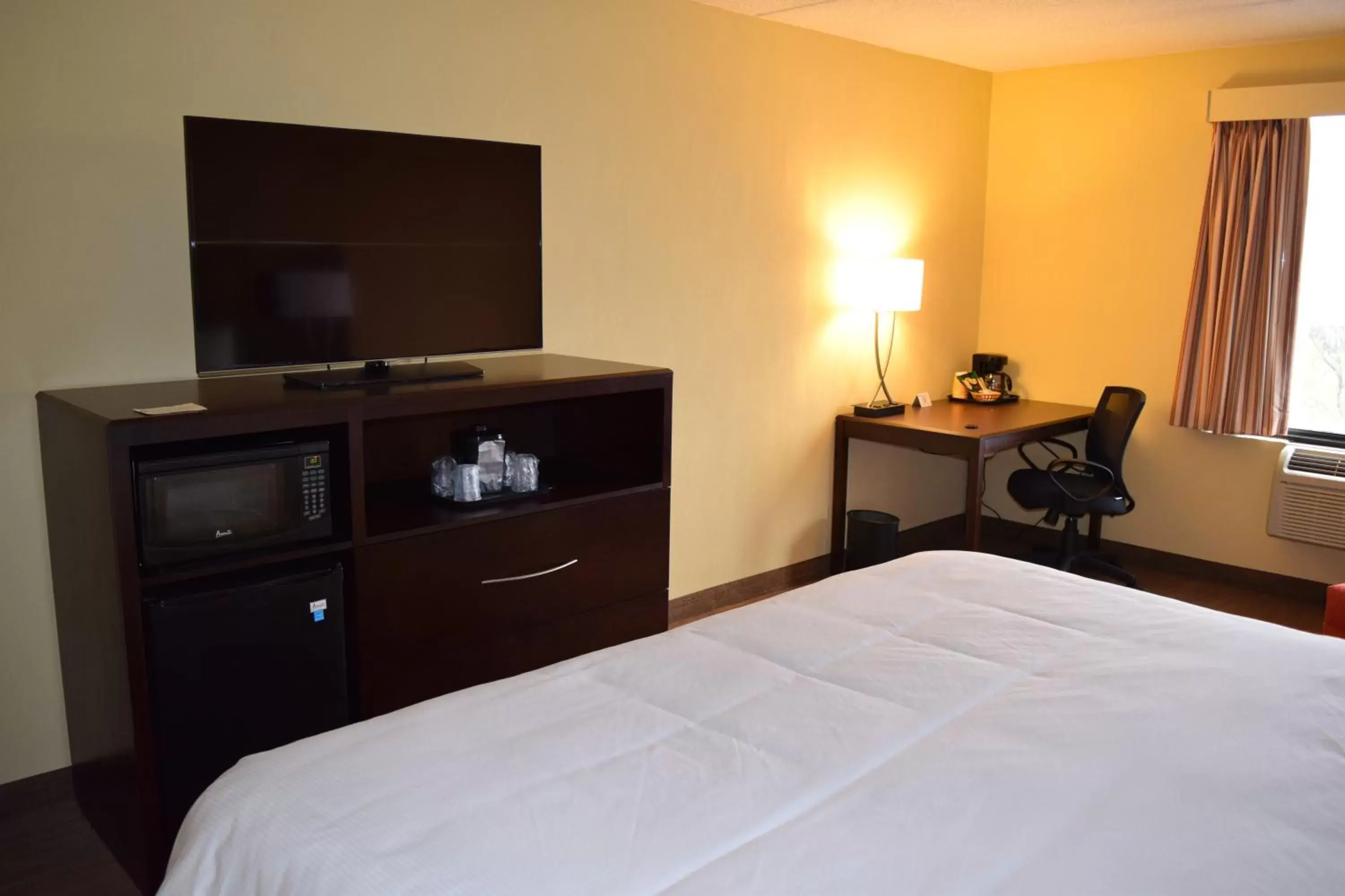 King Room in BridgePointe Hotel & Marina King Room in BridgePointe Hotel & Marina