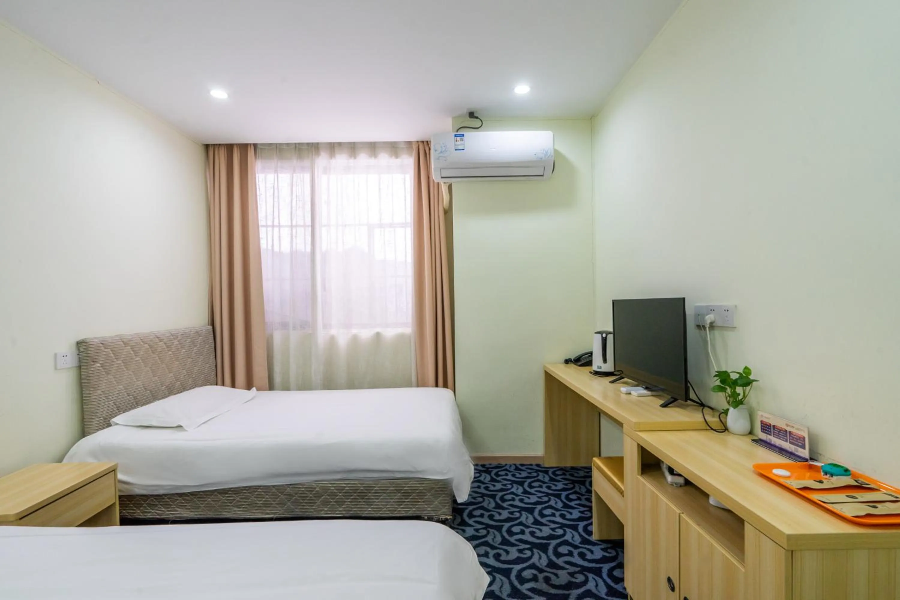 Property building, Bed in Hangzhou Memory Travel International Hotel-Edge Westlake