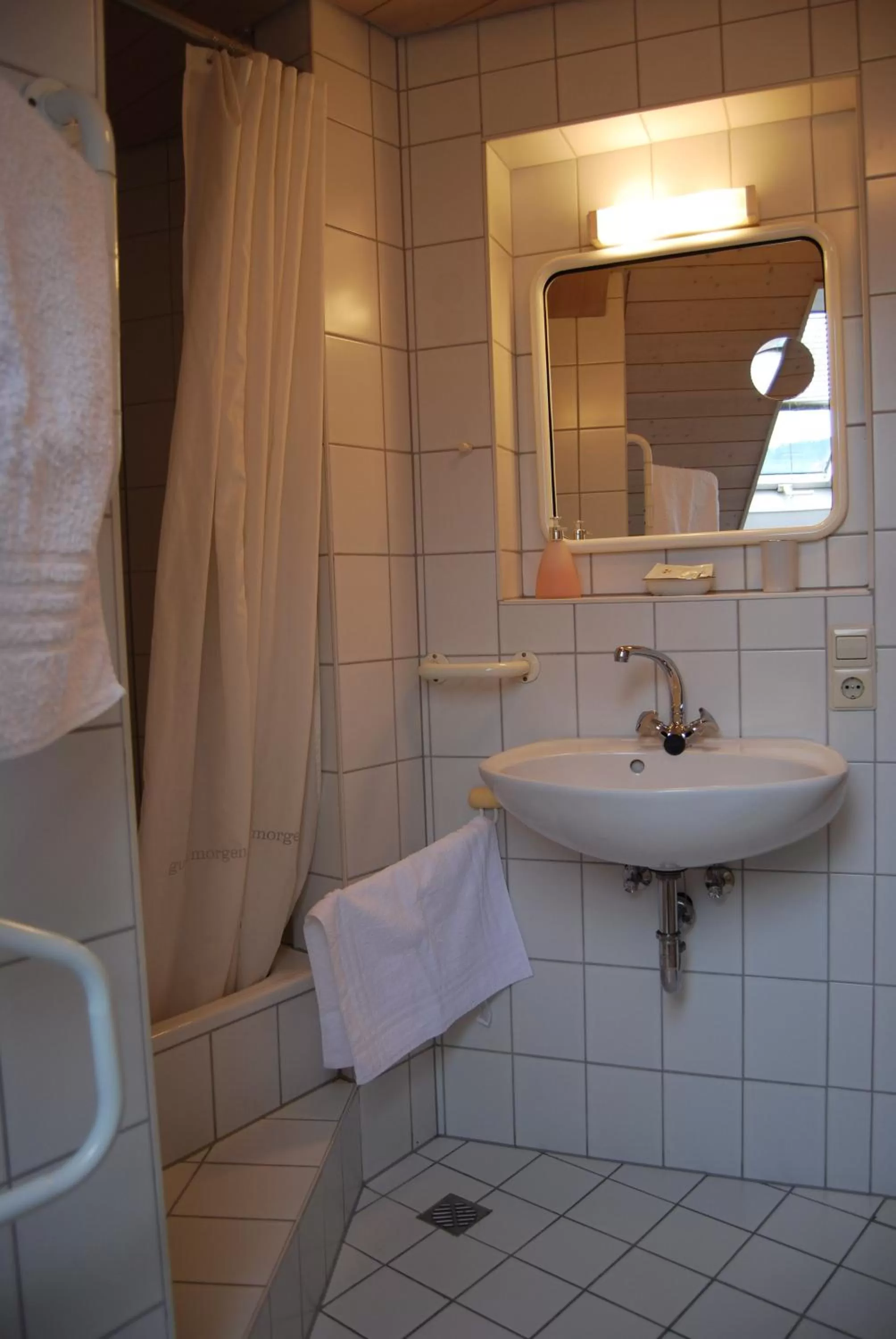 Bathroom in Gasthaus zum Löwen - Restaurant Akropolis