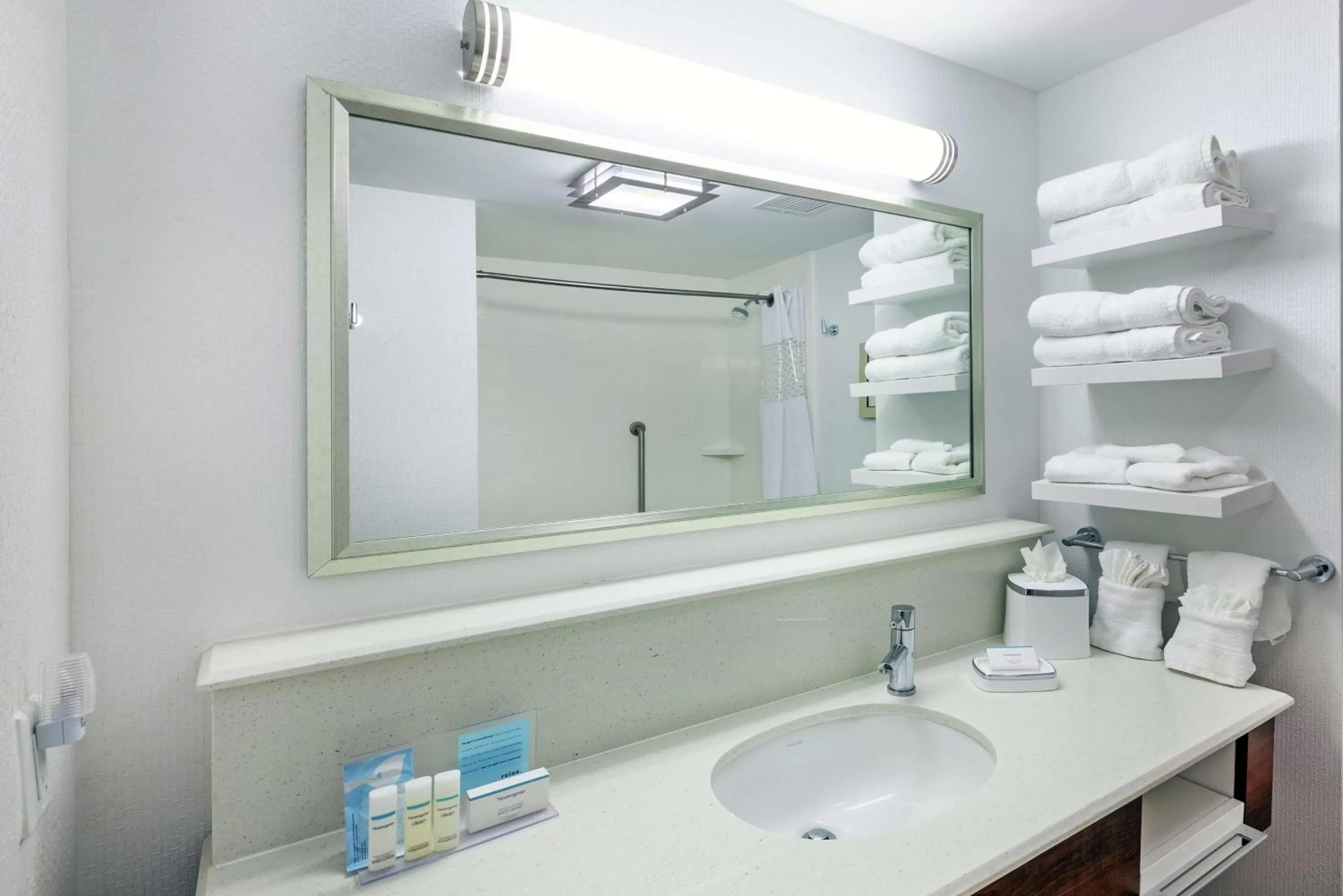 Bathroom in Hampton Inn & Suites Houston North IAH, TX