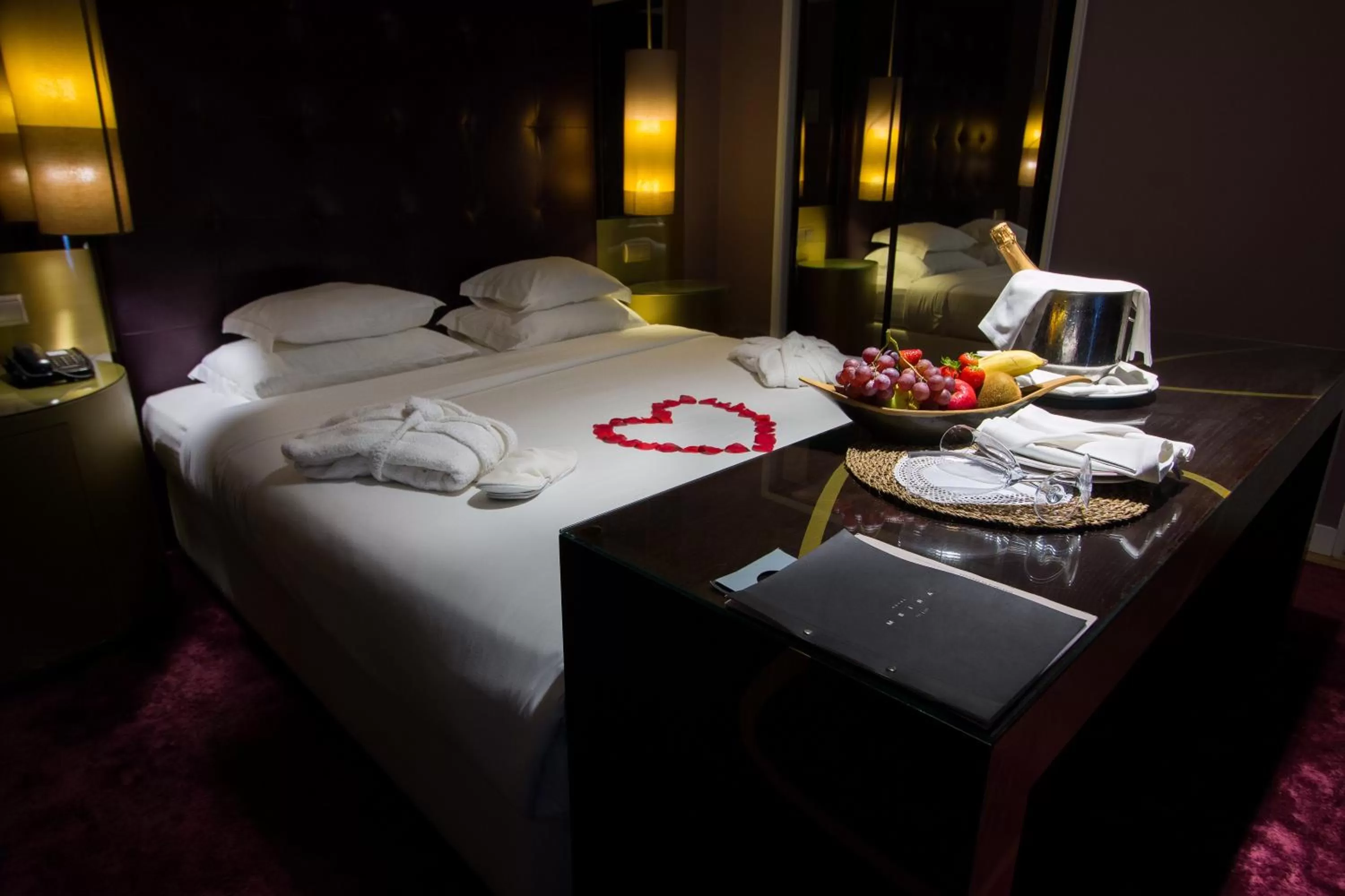 Bathroom, Bed in Hotel Meira