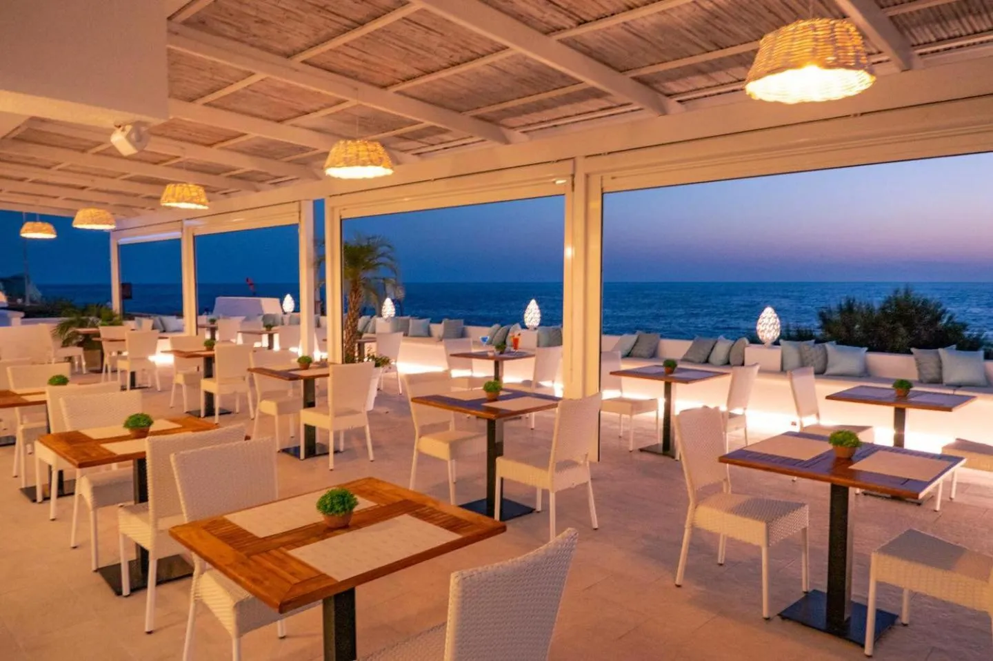 Restaurant/places to eat in Royal Sunset Hotel