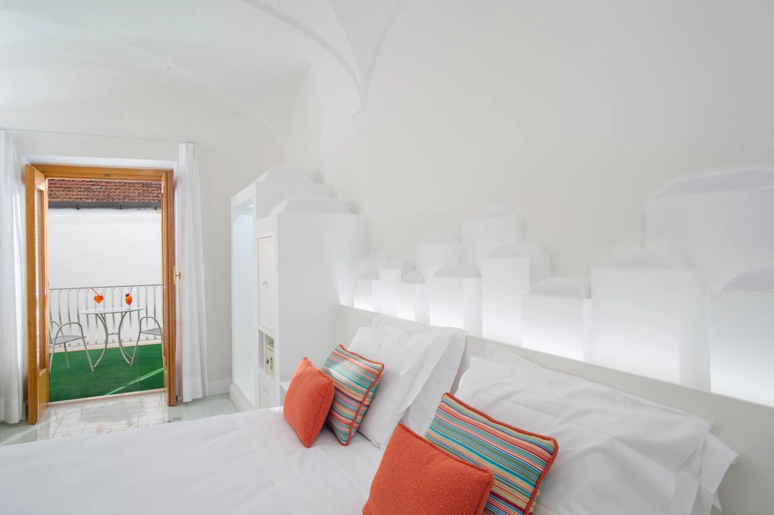 Decorative detail, Bed in Tramonto d'Oro